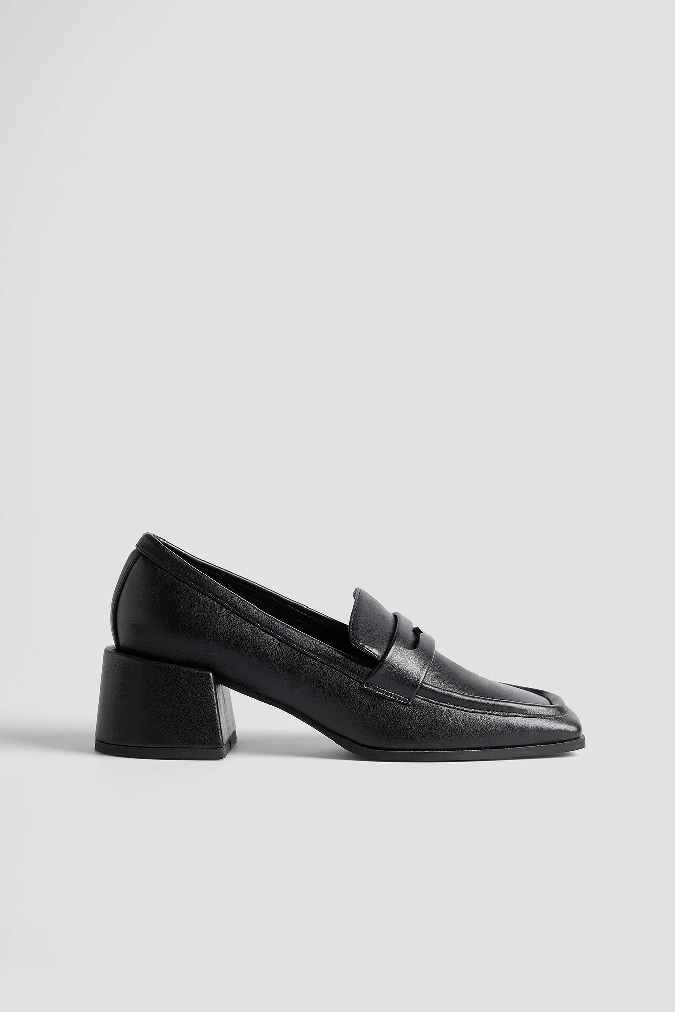 Loafers mit Absatz und quadratischer Zehe