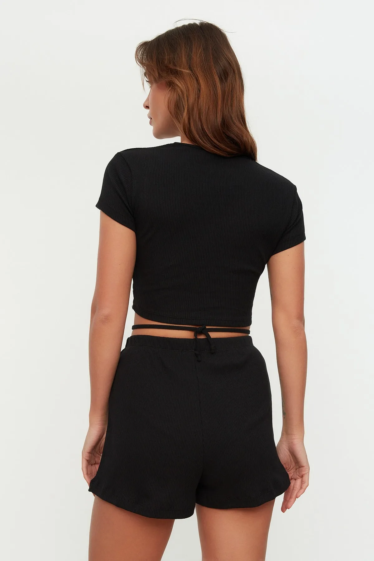 Trendyol Collection  Schwarze, detaillierte, bauchfreie Strickbluse aus gerippter Baumwolle mit Krawatte THMSS22BZ1089