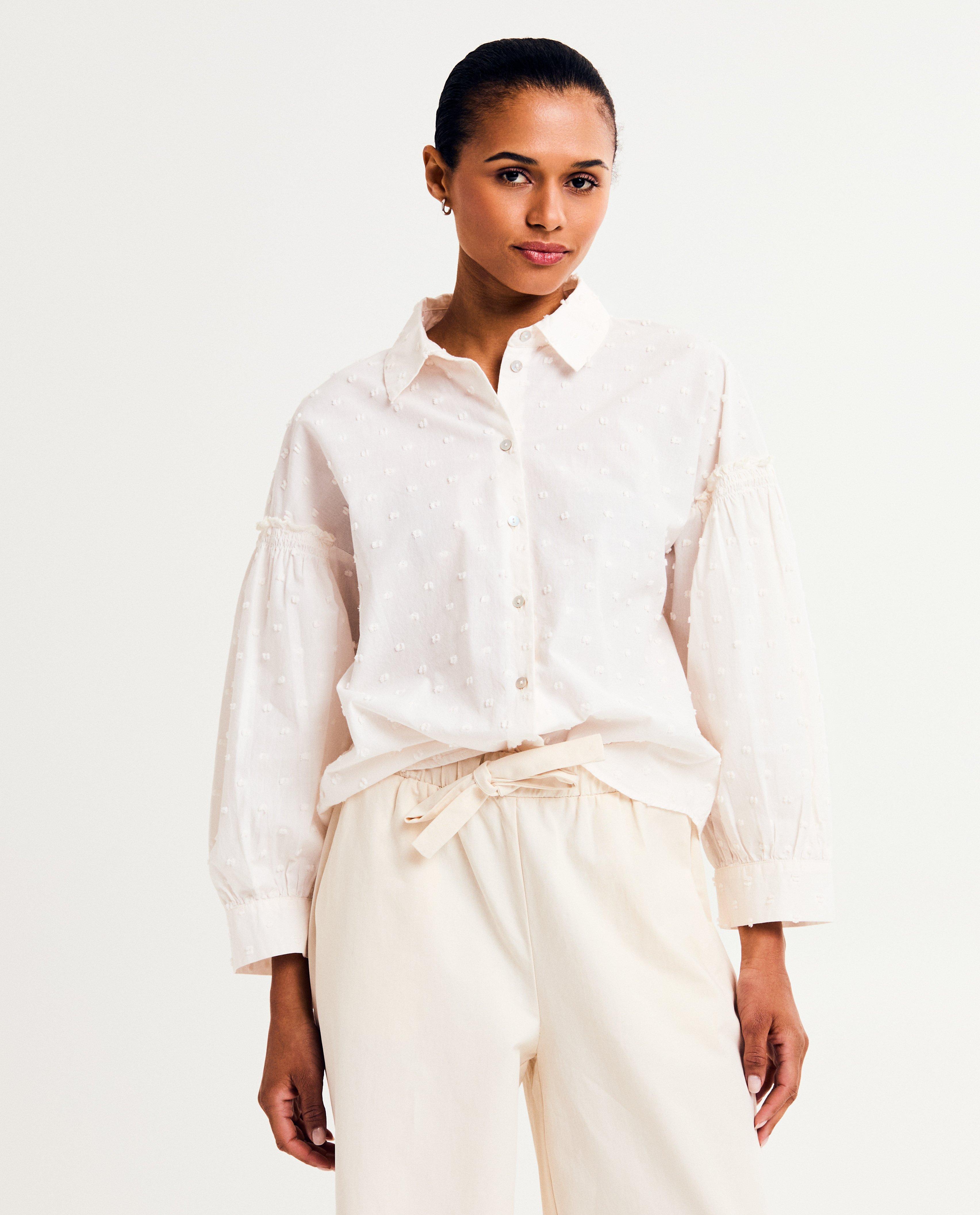Bluză Peppercorn White cu model în relief alb
