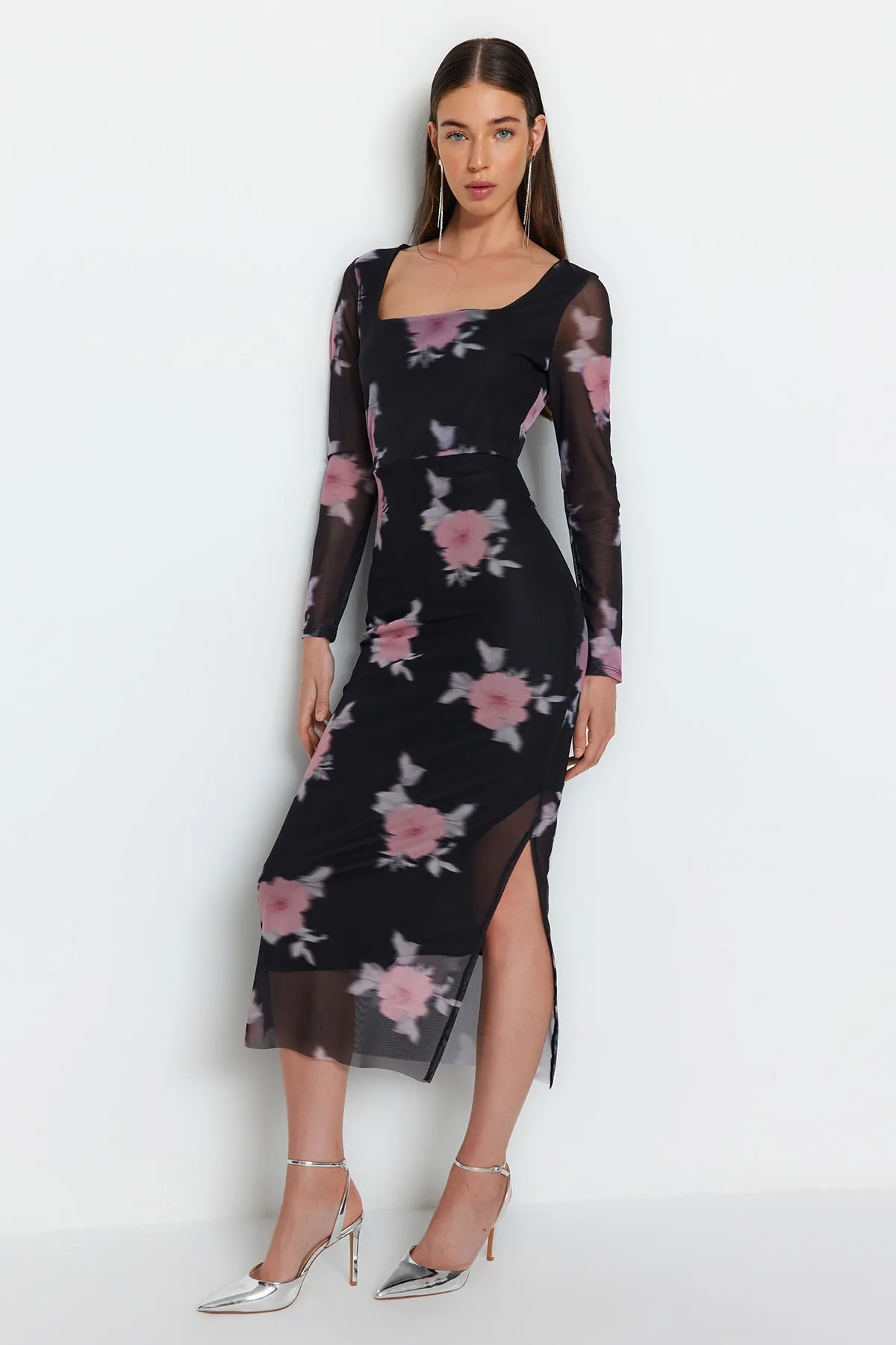 Trendyol Collection  Schwarzes, figurbetontes Maxi-Bleistiftkleid aus flexiblem Strick mit Blumenmuster und quadratischem Kragen aus TWOAW24EL00291