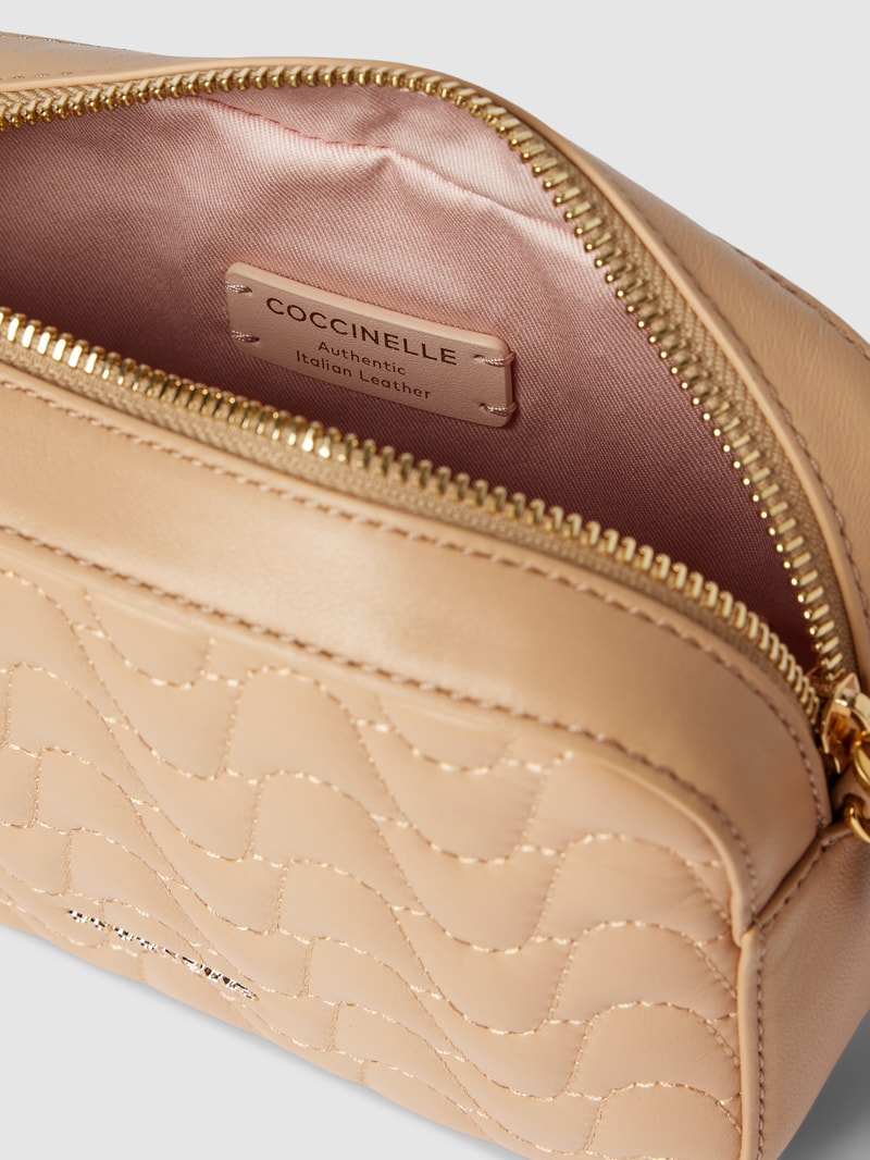 Umhängetasche mit Label-Applikation Modell 'TEBE MATELASSE' in beige