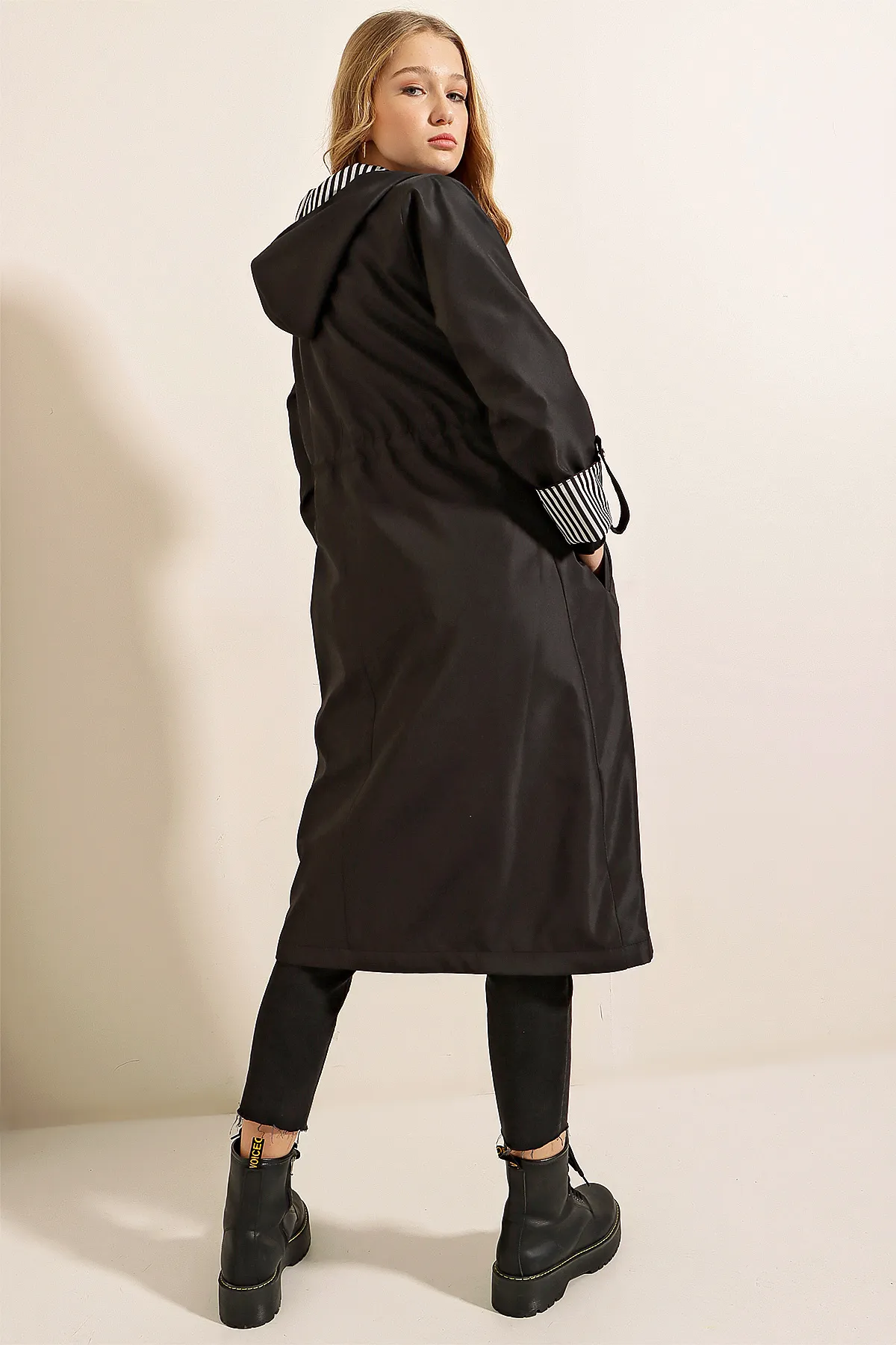 Bigdart  Modell 9091 - Schwarzer Trenchcoat mit Kapuze und Kordelzug in der Taille
