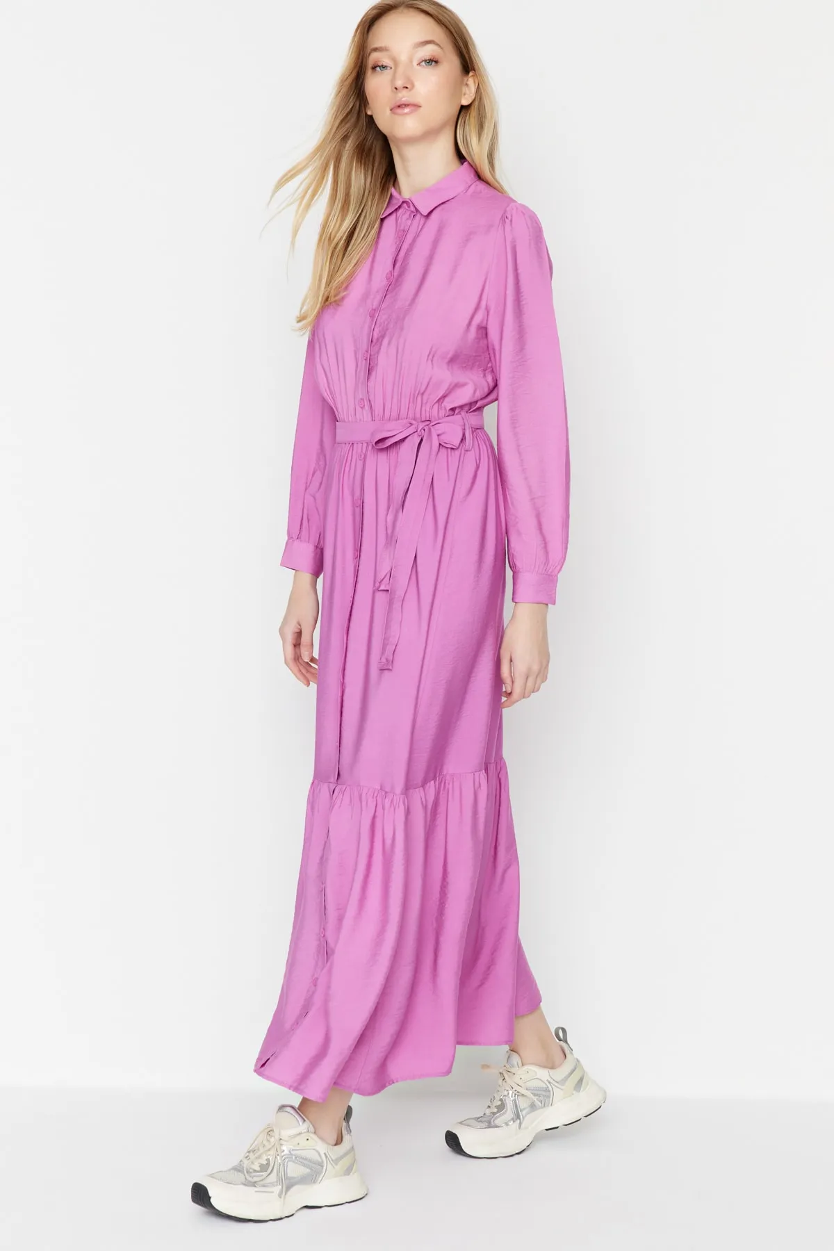 Trendyol Modest  Rosa Hemdblusenkleid aus Webstoff mit Gürtel an den Schultern, detailliertem Rock und Volant TCTSS21EL3887