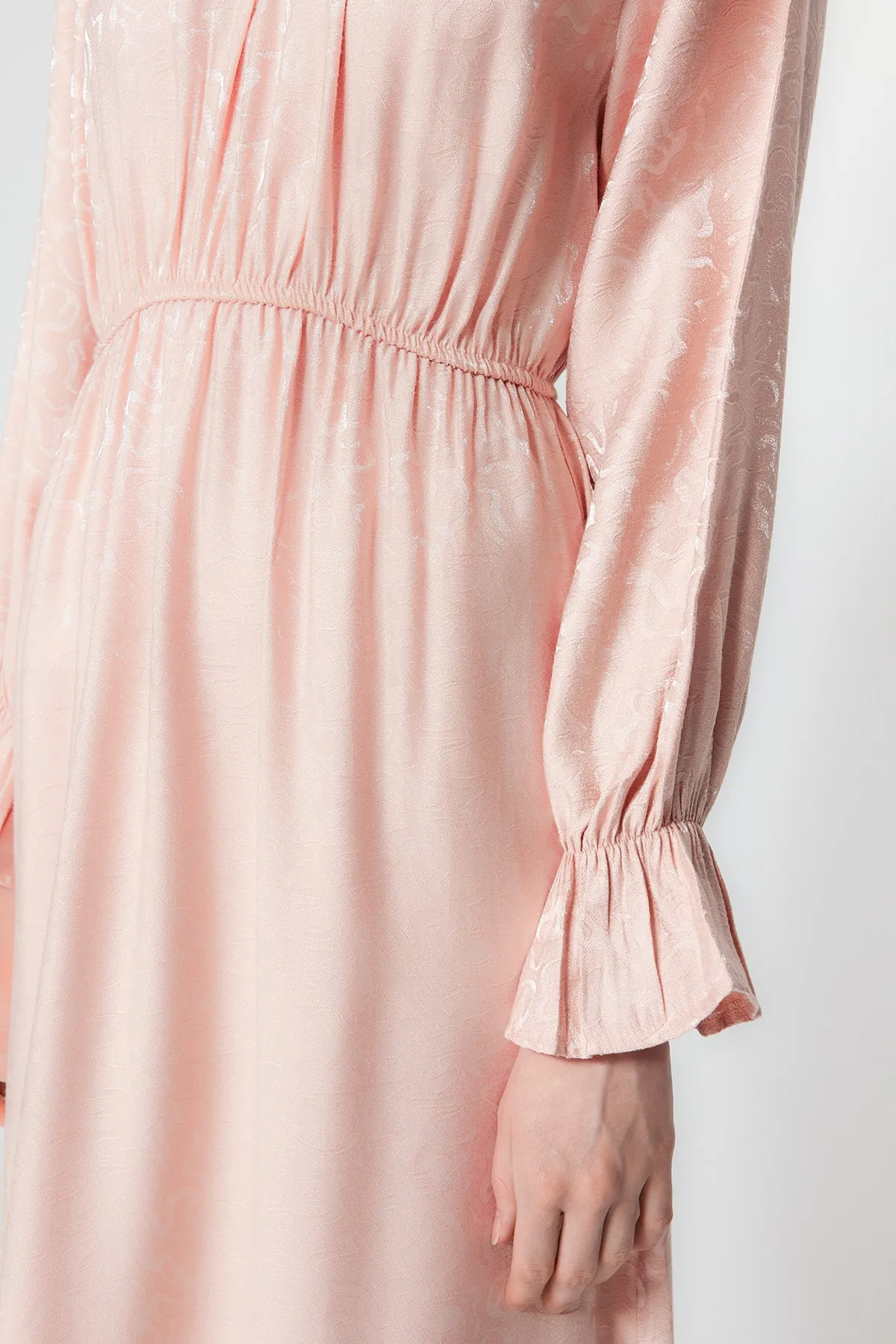 Trendyol Modest  Hellrosa Abendkleid mit selbstgemustertem Raffdetail TCTSS23DB00035