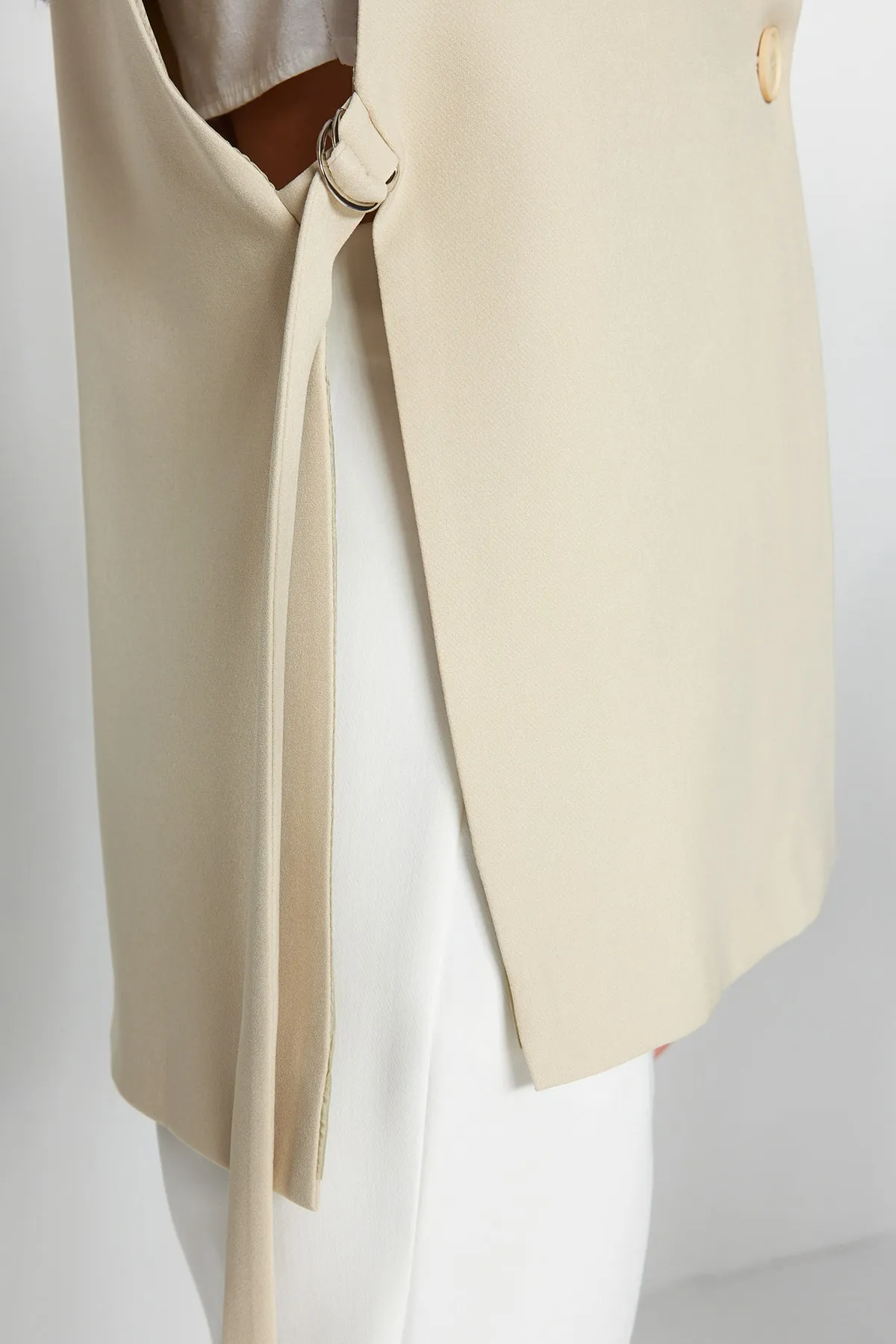 Trendyol Collection  Beige taillierte gewebte Weste TWOAW23YE00032