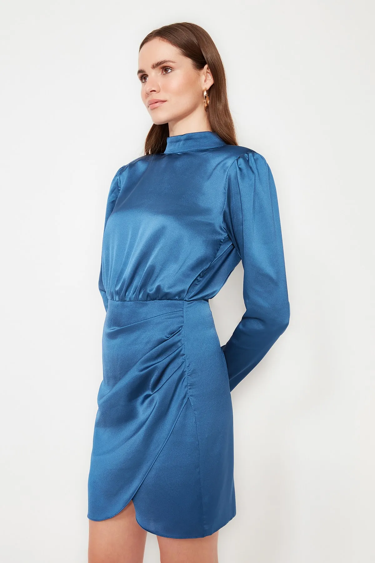Trendyol Collection  Saks Zweireihiges Abendkleid aus gewebtem Satin TPRAW22EL1217