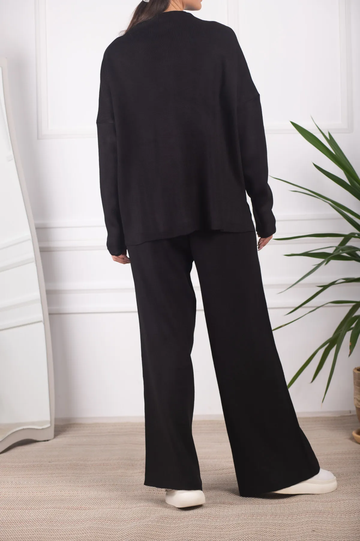 armonika  Schwarzer Damen-Strickanzug mit Stehkragen und ausgestelltem Bein ARM-24K012002