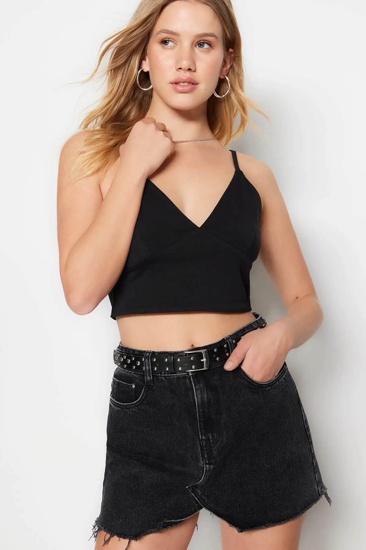 Trendyol Collection  Flexibles Strick-Bustier mit schwarzen Baumwollträgern und V-Ausschnitt TWOSS23BS00021