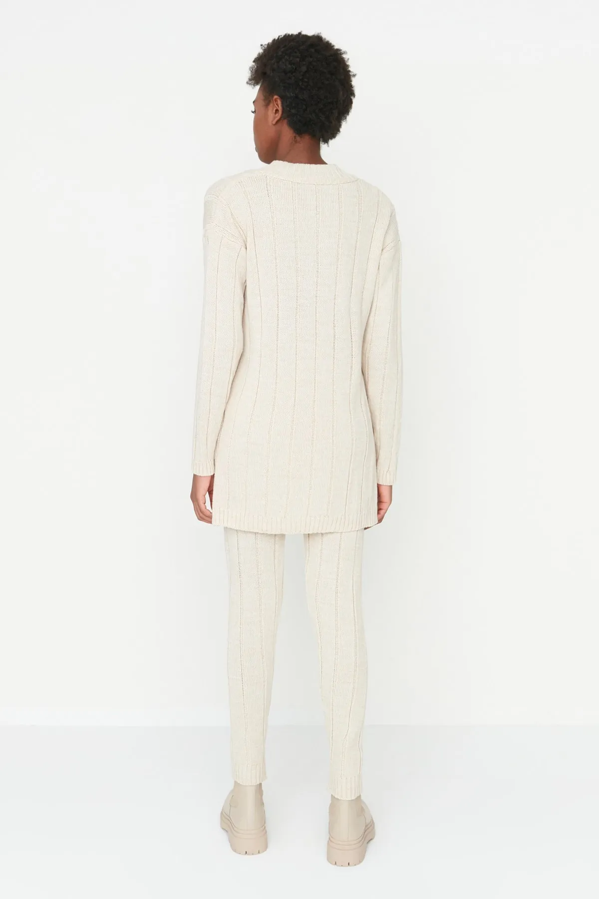 Trendyol Collection  Beiges Oversize-Set aus Pullover und Hose mit V-Ausschnitt und Strickoberteil