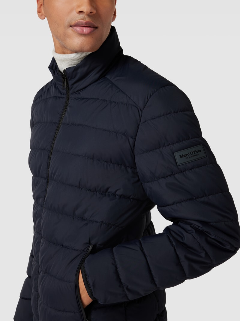 Steppjacke mit Label-Patch in marineblau