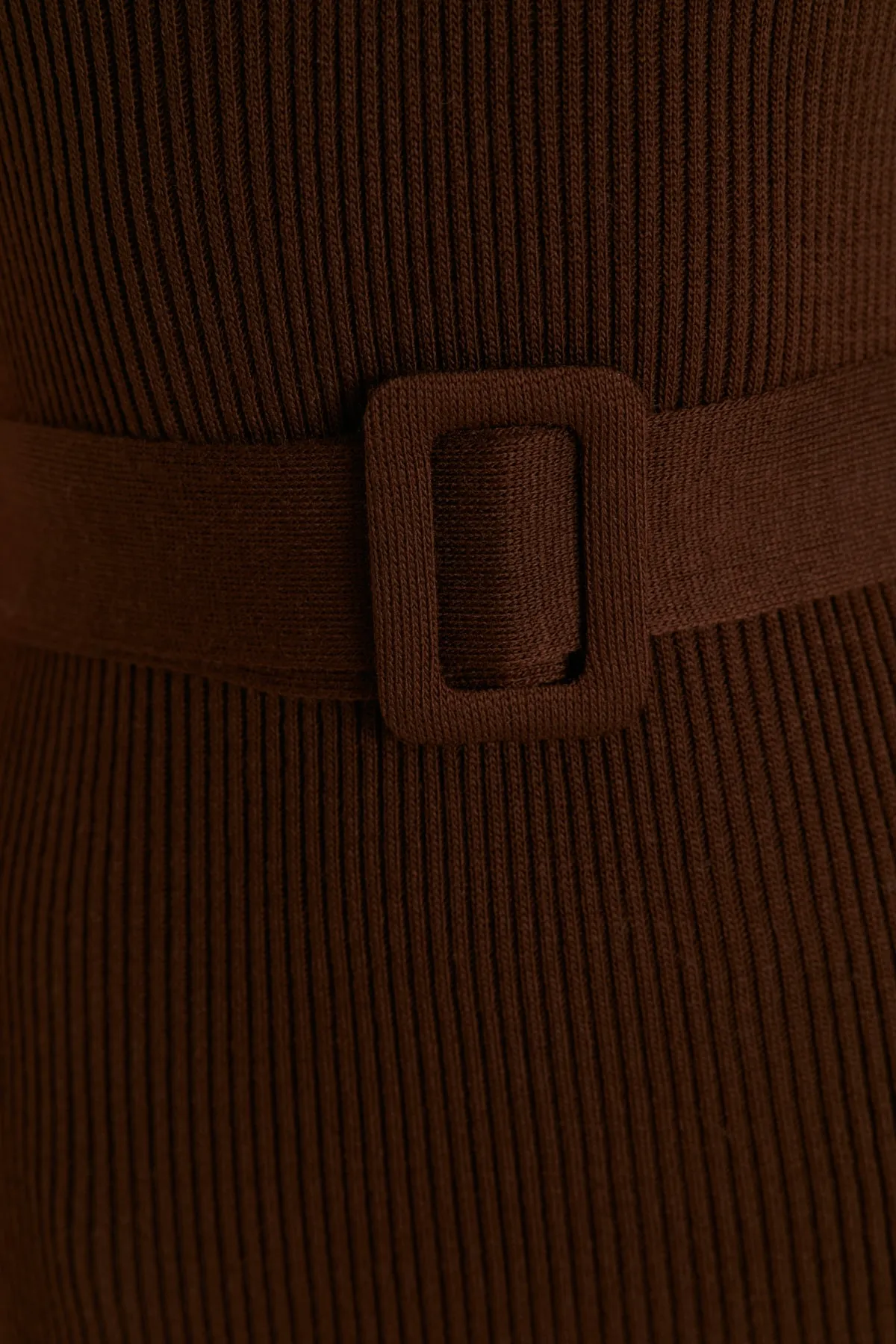 Trendyol Collection  Braunes Strick-Midikleid mit Gürteldetail TWOSS22EL1031