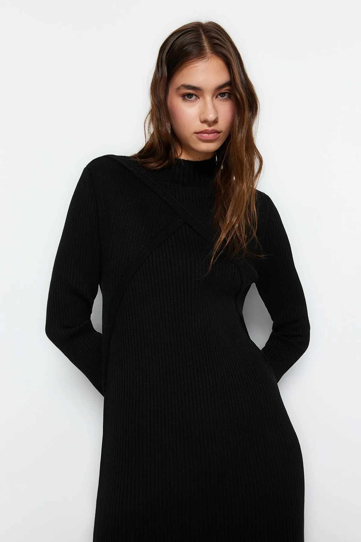 Trendyol Modest  Schwarzes, zweireihiges Bolero-Strickkleid mit Details TCTAW24EB00011