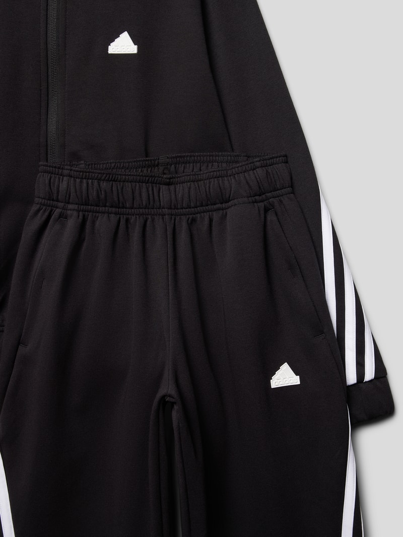 Sweatanzug mit labeltypischen Streifen in schwarz
