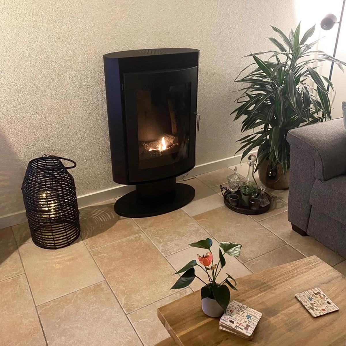 ScandiFlames Trenton Schwarz Bioethanol Kaminofen, klassisches Aussehen, gemütliche Atmosphäre, freistehender Holzofen, verschiedene Optionen verfügbar, 2,2 kW.