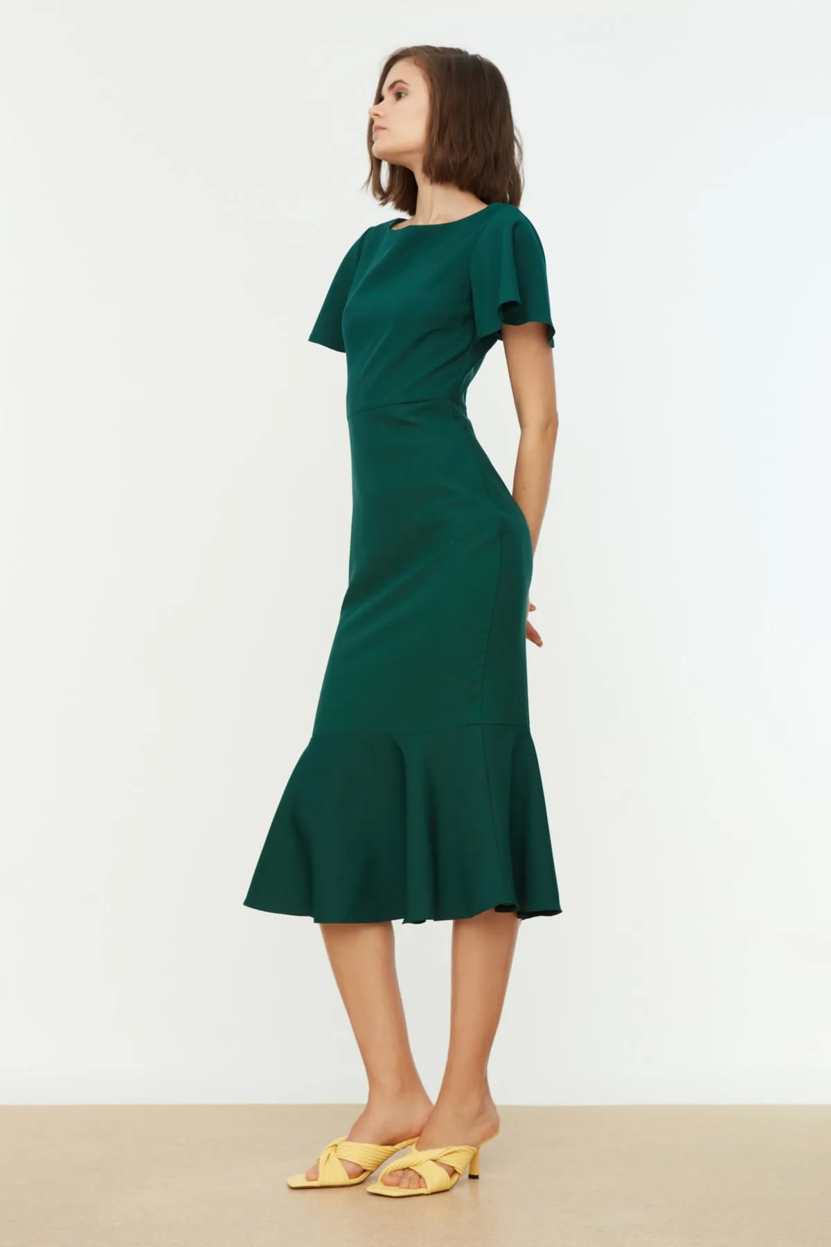 Trendyol Collection  Grünes, figurbetontes Volant-Midikleid aus Webstoff TWOSS20EL1342
