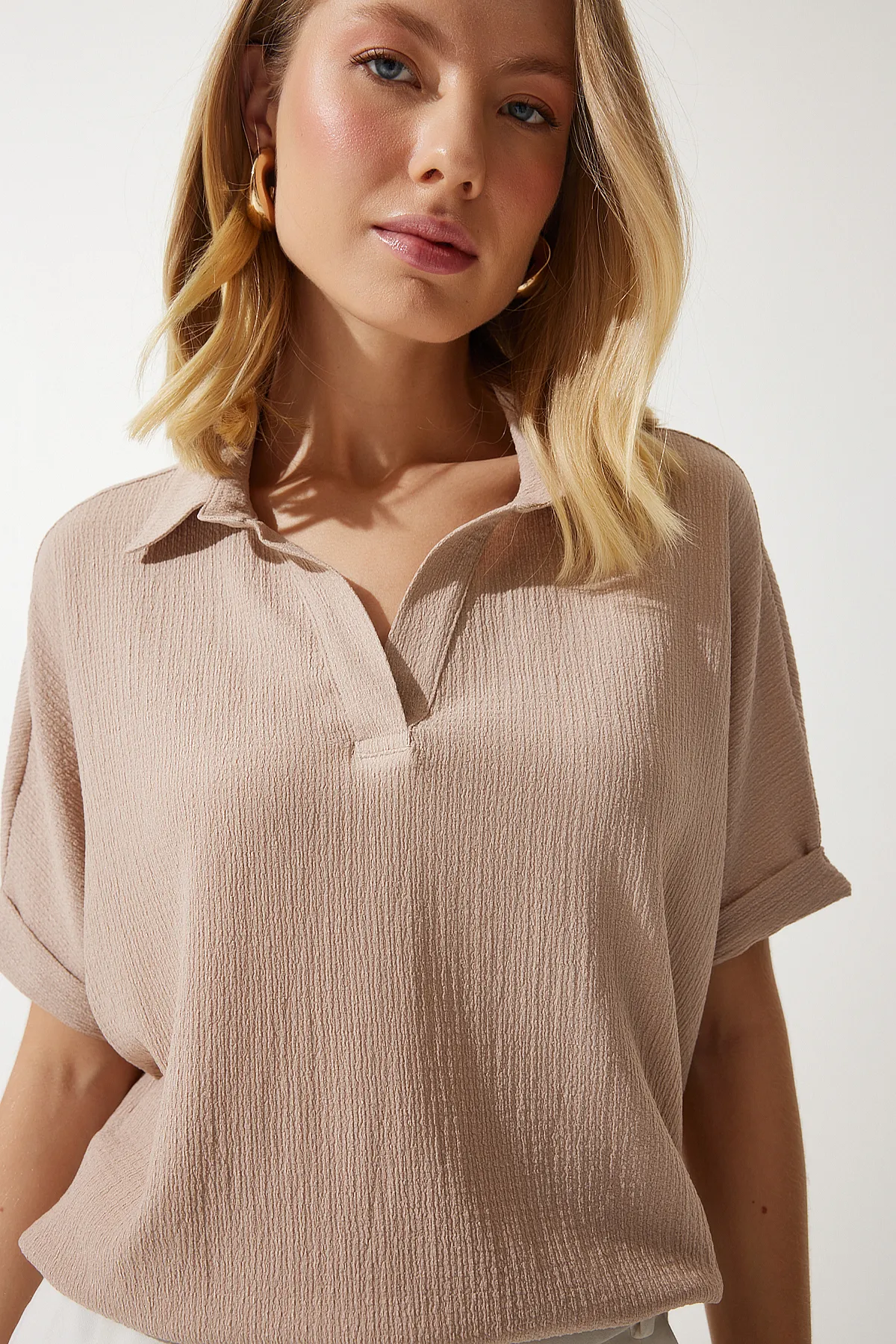 Happiness İstanbul  Gestrickte Crinkle-Bluse mit Biscuit-Polokragen für Damen DD01299