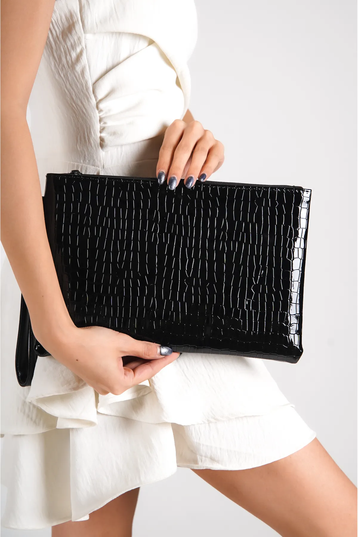Capone Outfitters  Capone Damen-Clutch aus Lackleder mit Krokodilmuster, Paris, Schwarz