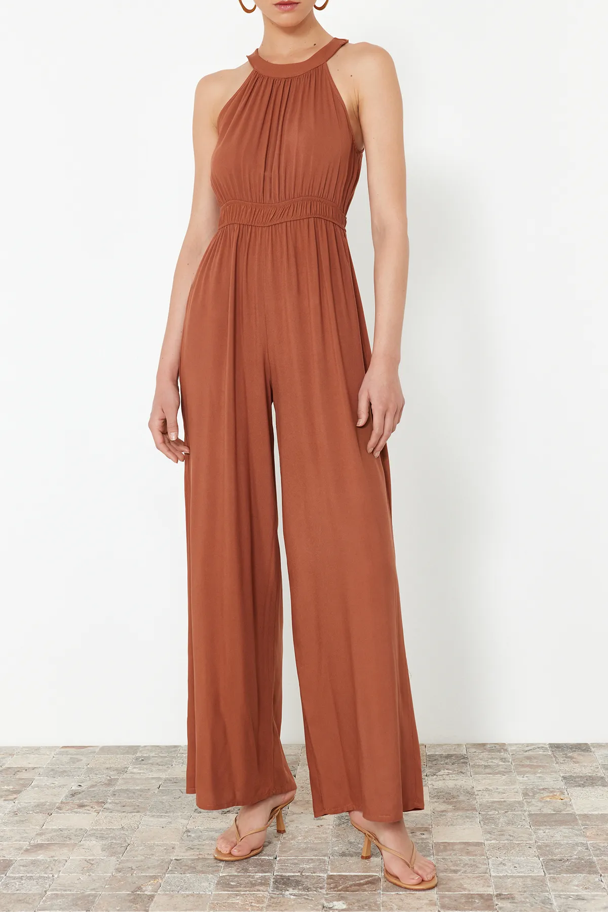 Trendyol Collection  Jumpsuit mit Raffung in Zimtfarbe TWOSS23TU00121
