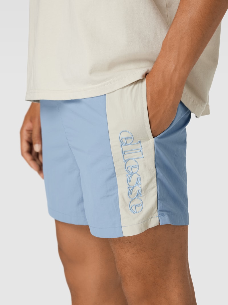 Shorts mit seitlichen Eingrifftaschen in blau