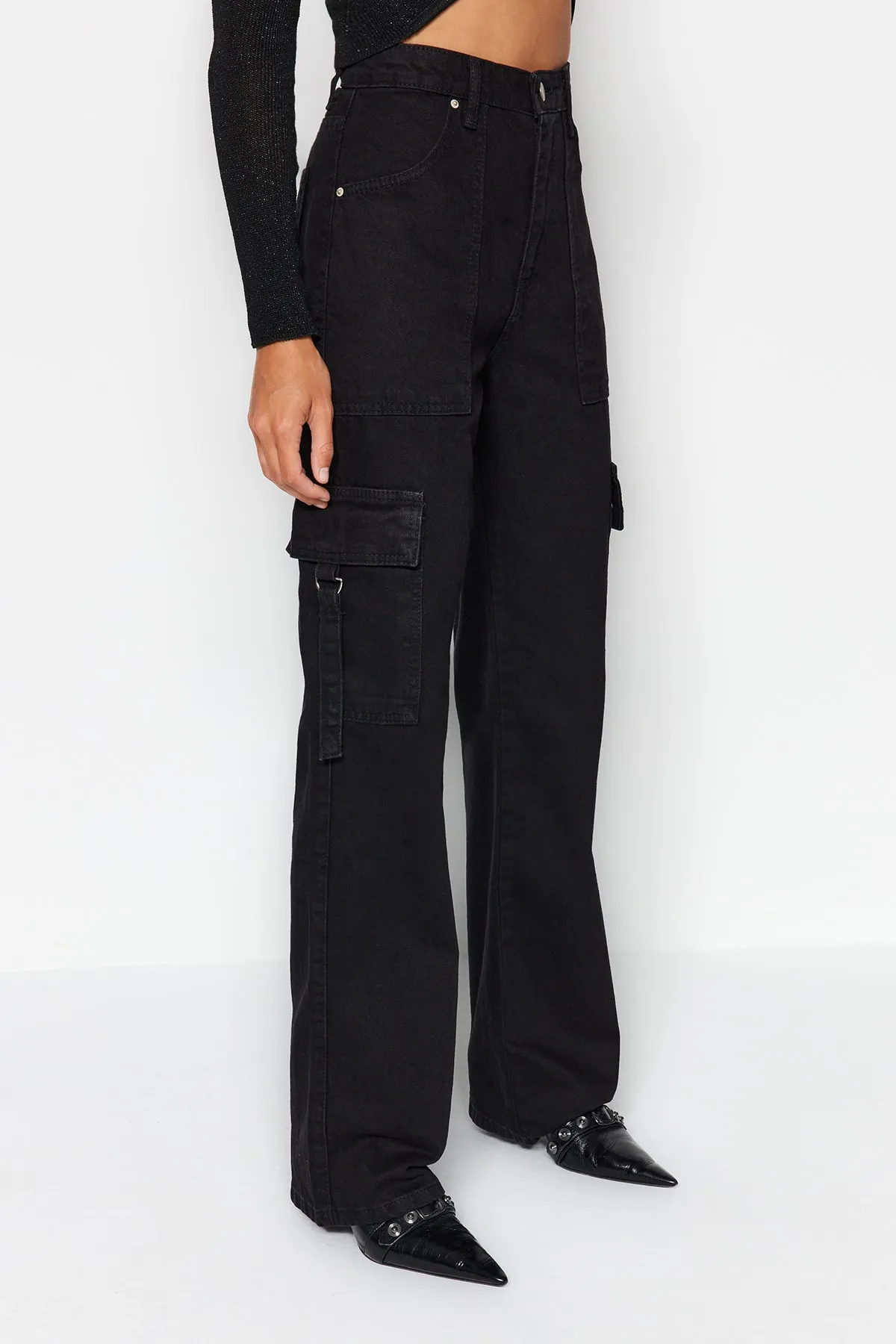 Trendyol Collection  Schwarze Cargo-Jeans mit hoher Taille und weitem Bein TWOSS22JE0657