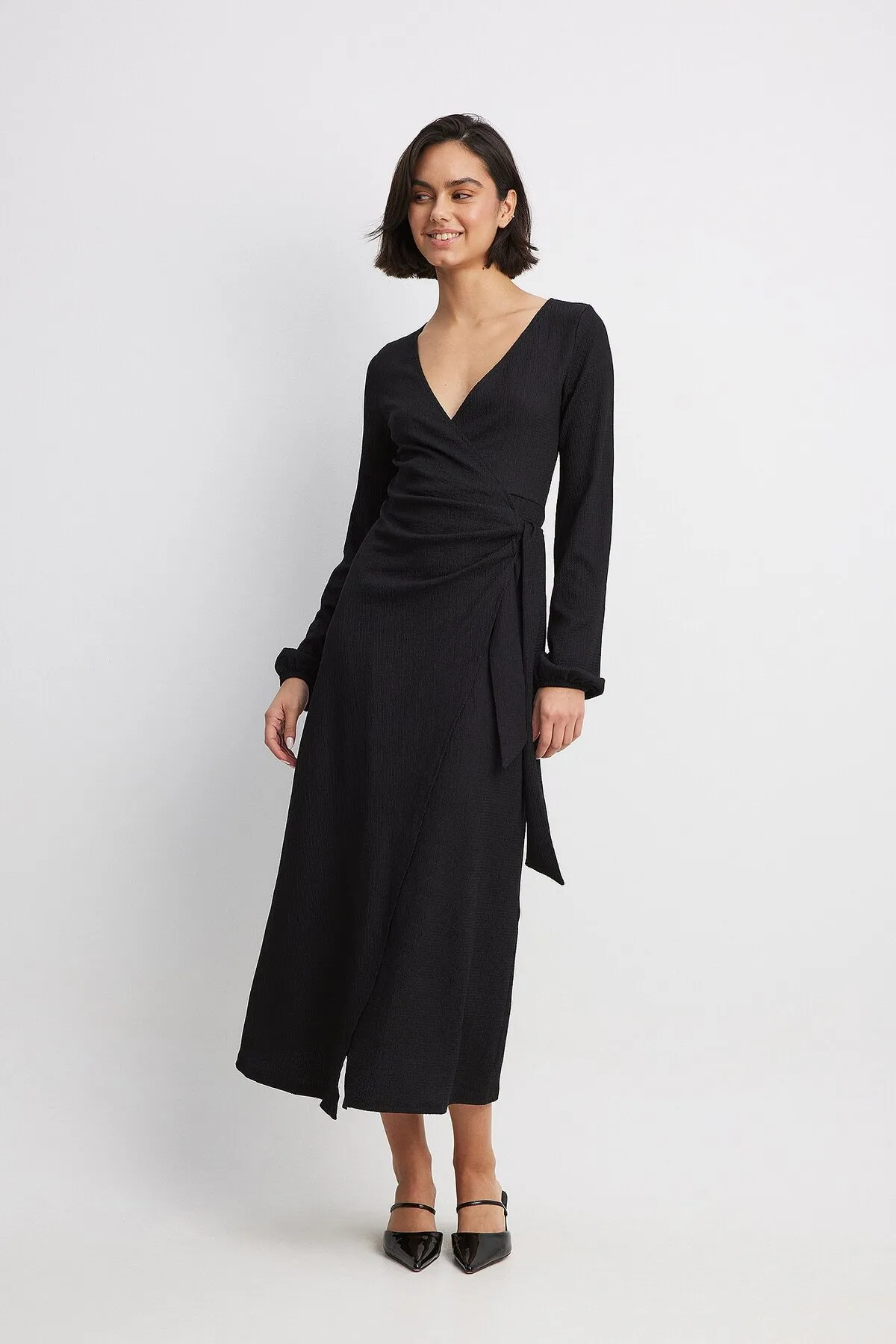NA-KD  Strukturiertes Midi-Wickelkleid.