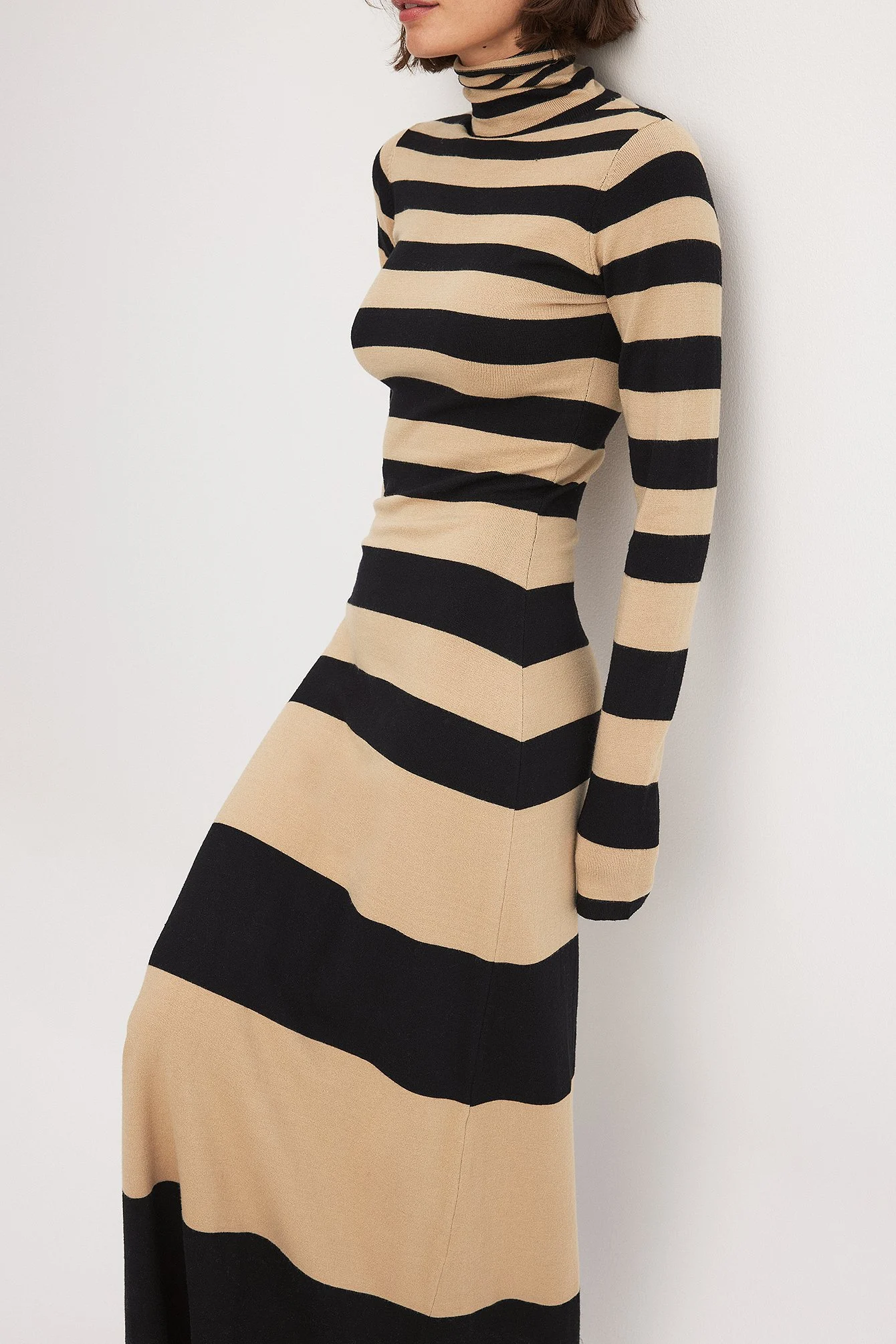 Feingestricktes, gestreiftes Maxikleid