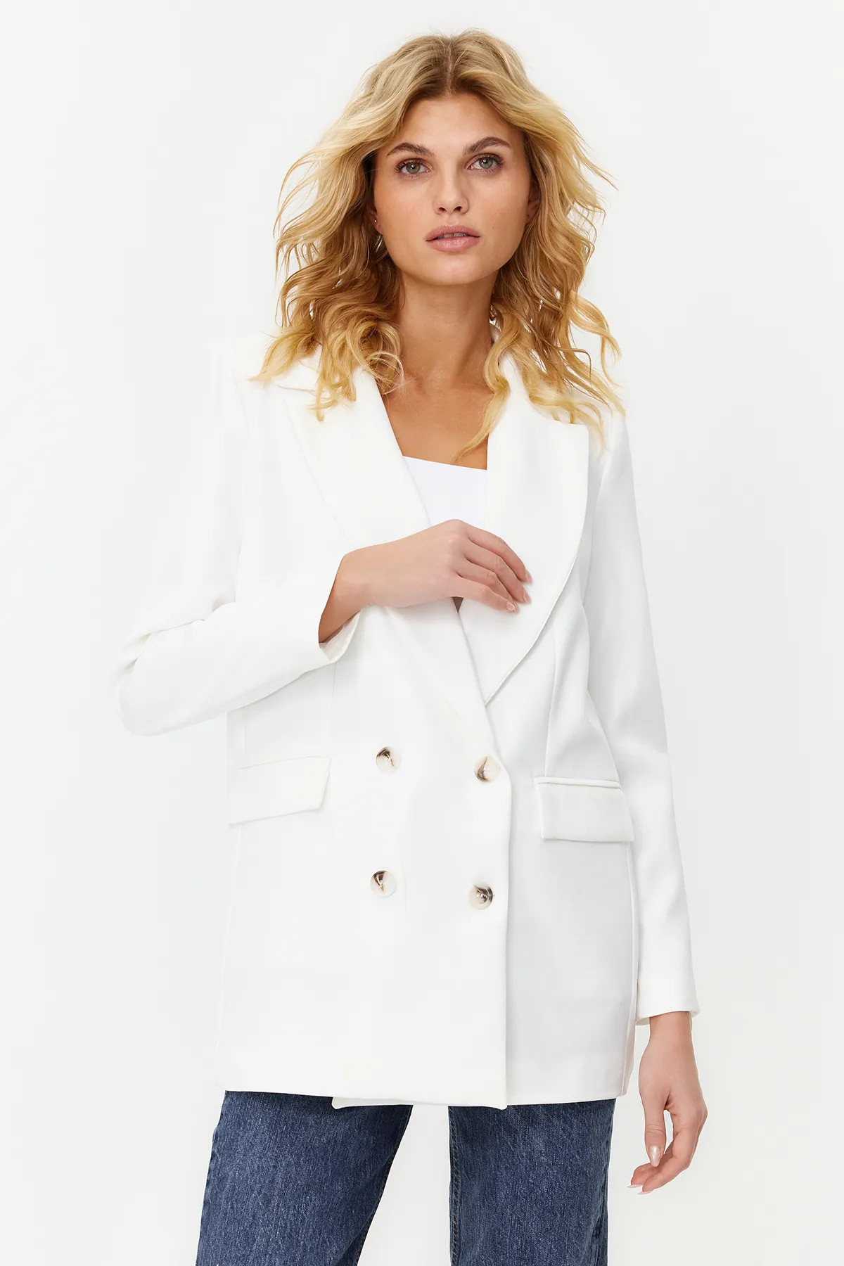 Trendyol Collection  Weiße, übergroße, gefütterte, geknöpfte gewebte Blazerjacke TWOAW22CE0167