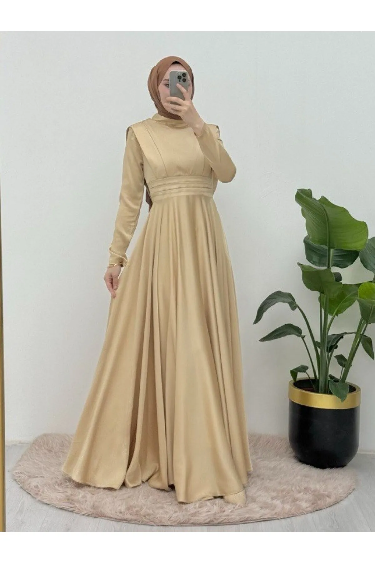 Modamorfo  Doppellagiges Satin-Abendkleid mit Falten an der Taille und an der Vorderseite