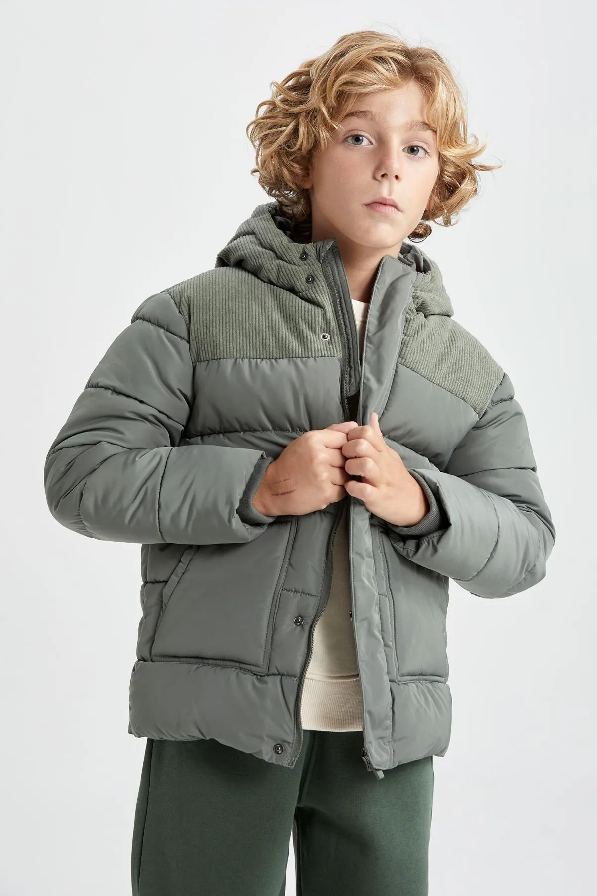 DeFacto  Wasserabweisende Pufferjacke mit Kapuze für Jungen A2270a823wn
