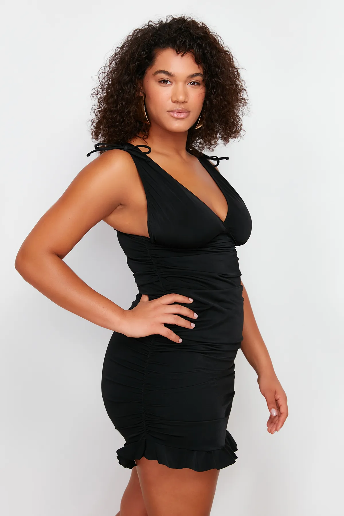 Trendyol Curve  Schwarzer Badeanzug mit tiefem V-Ausschnitt TBBSS24AM00010