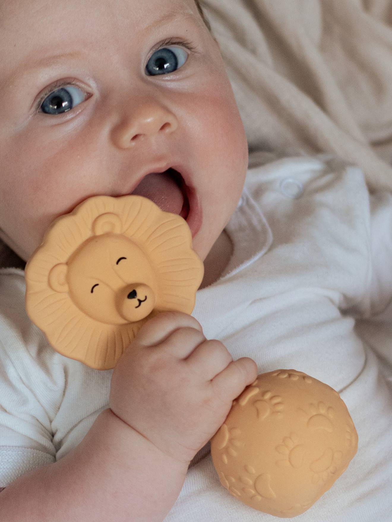 Natruba Baby Rassel mit Zahnungshilfe NATRUBA, Naturkautschuk - beige löwe