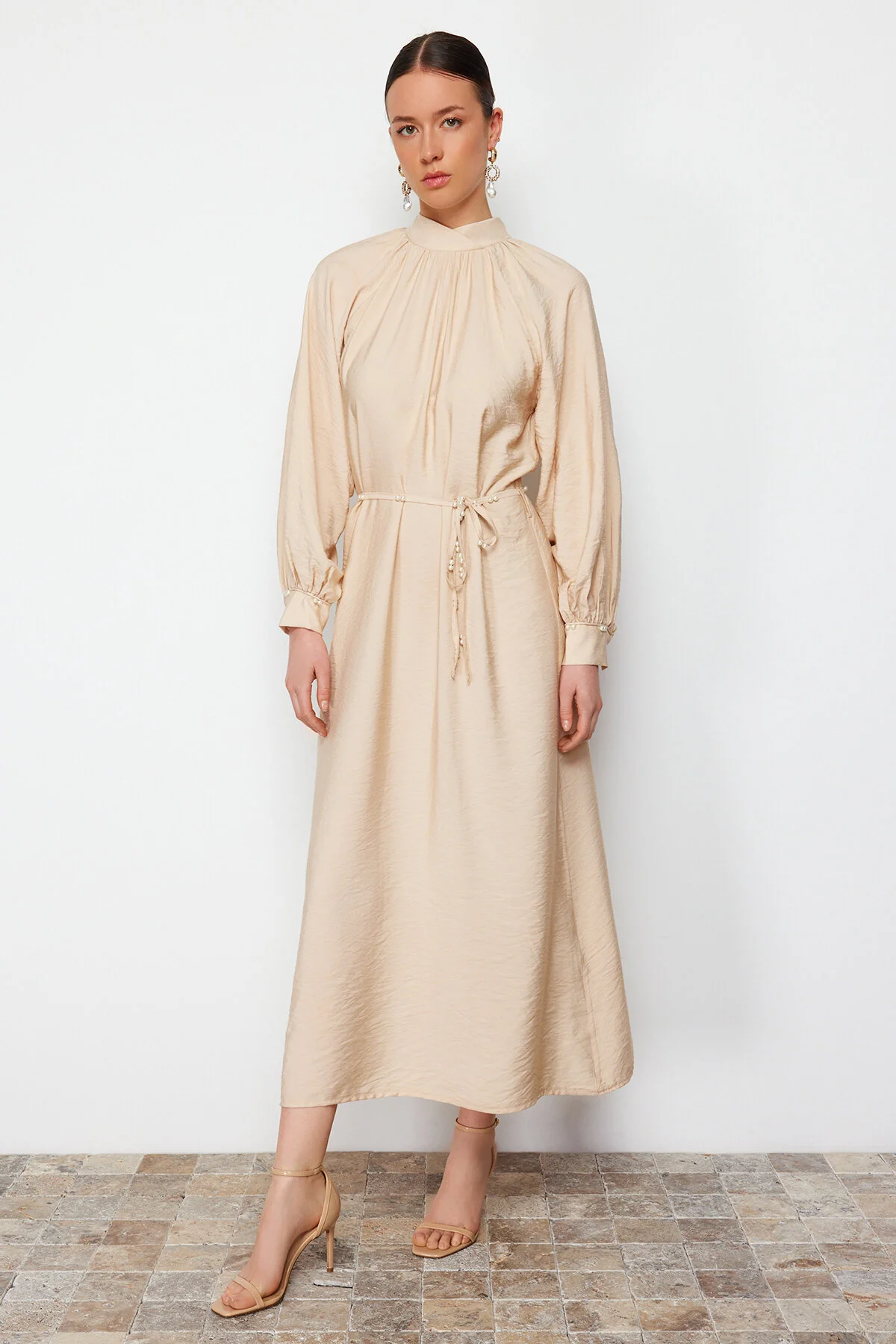 Trendyol Modest  Puderfarbenes, gewebtes Kleid mit Stehkragen und Perlengürtel TCTSS24EB00125