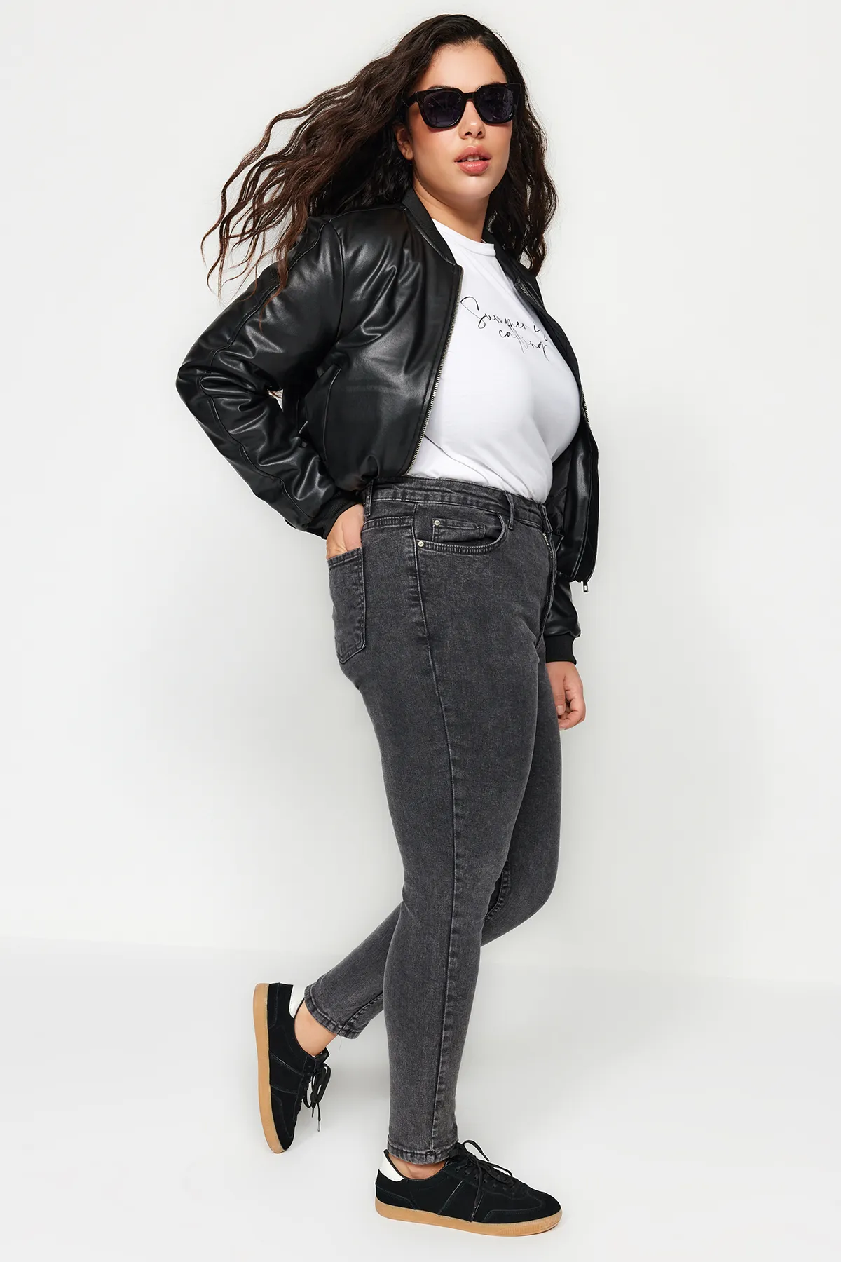 Trendyol Curve  Graue, dehnbare Skinny-Jeans mit hoher Taille TBBSS22JE00007