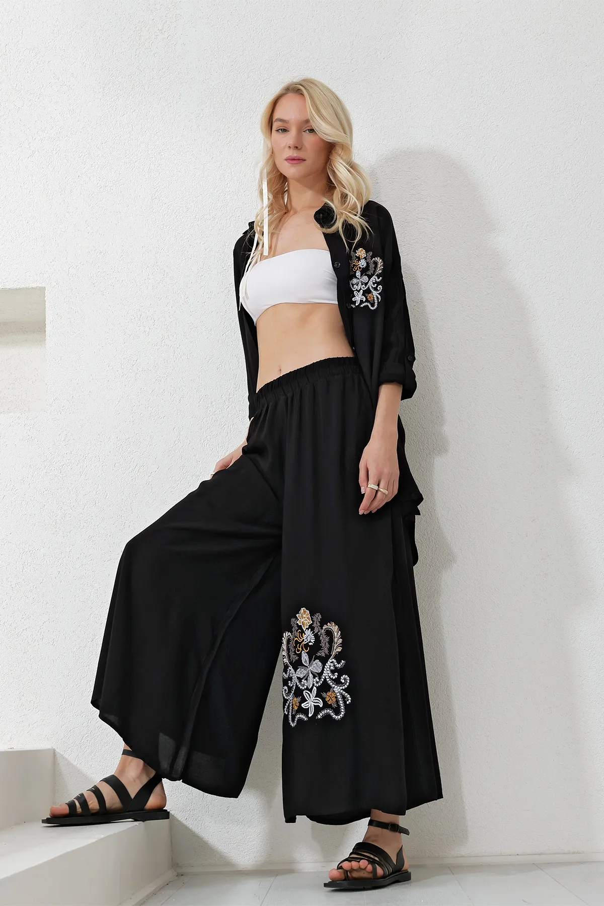 Trend Alaçatı Stili  Damen-Set aus schwarzem, vorne und hinten besticktem langem Hemd und lockerer Hose ALC-X11915