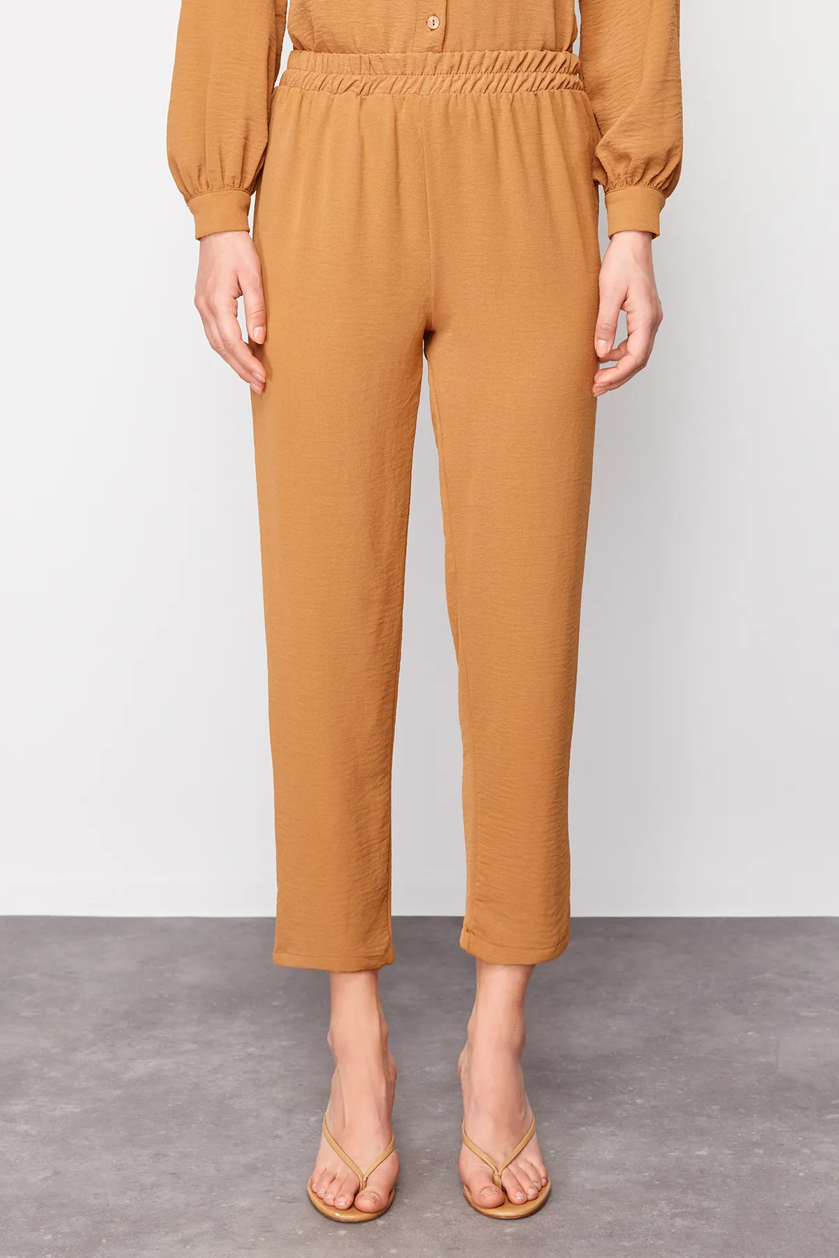 Trendyol Modest  Dunkelbeiges gewebtes Hemd-Hosen-Set mit Ärmeldetails TCTSS21AU0241