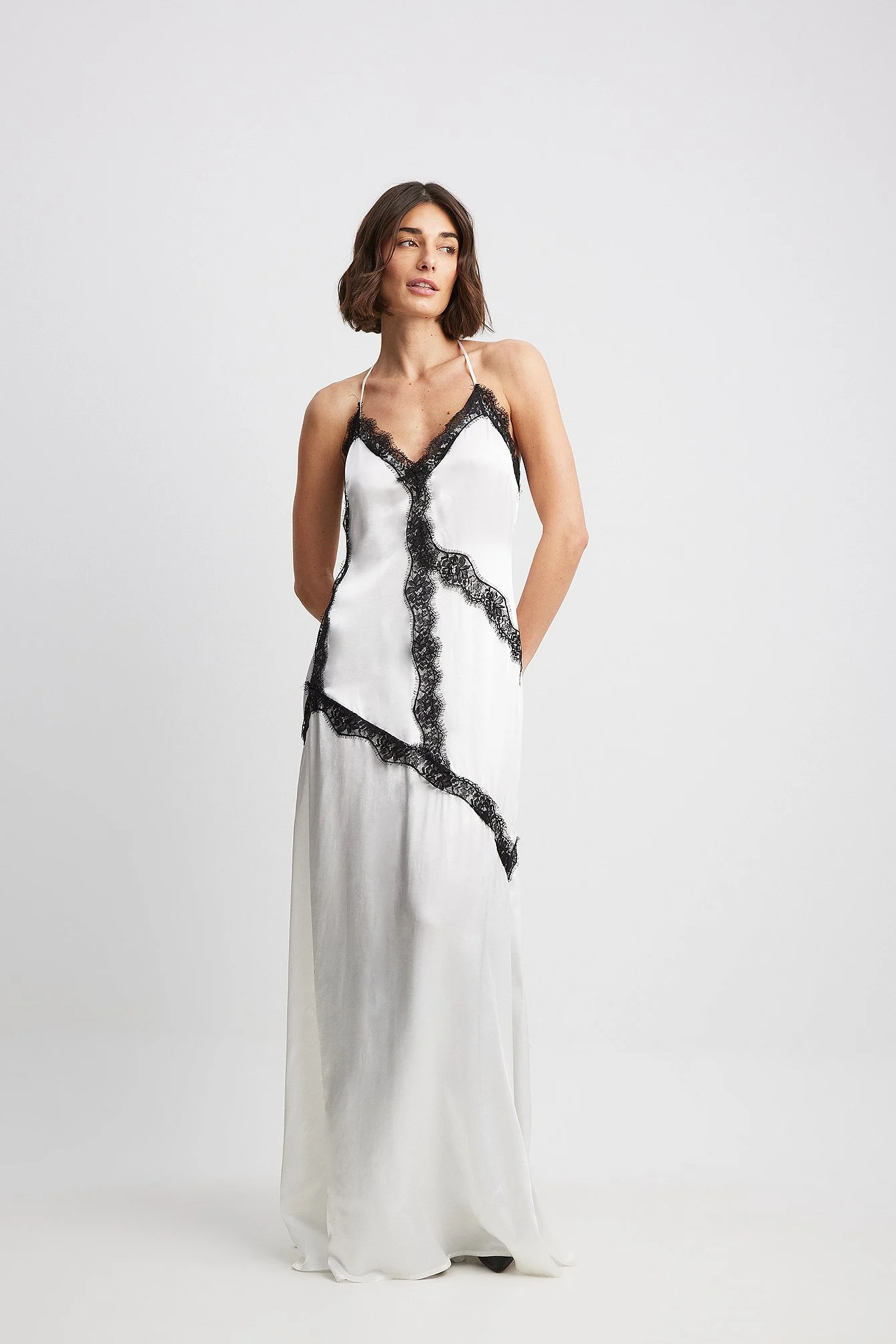 Satin-Maxikleid mit Spitzendetail