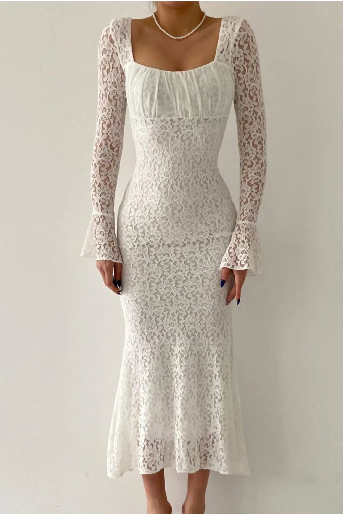 vuvutasarım  Weißes, gesmoktes Midikleid mit eckigem Ausschnitt und Tüllärmeln 209