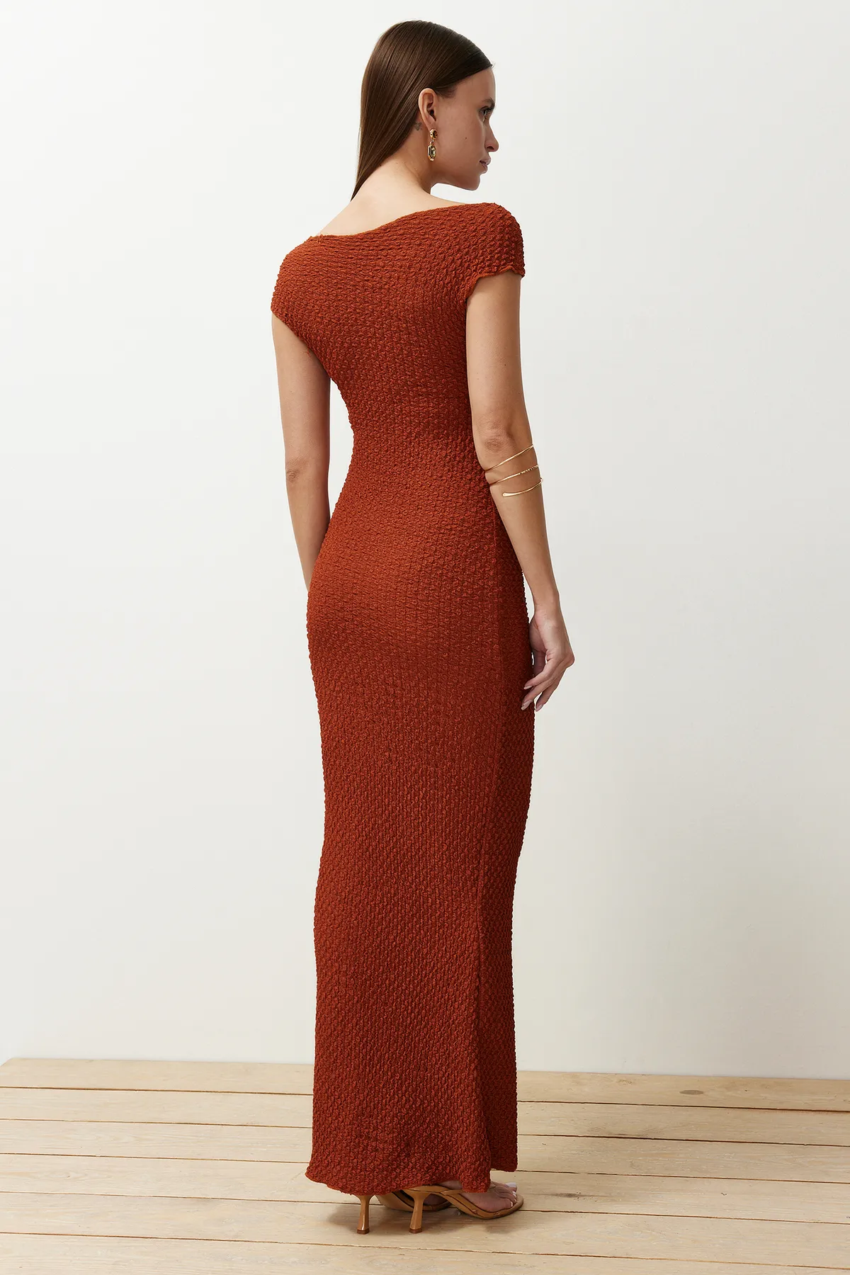 Trendyol Collection  Figurbetontes, figurbetontes Midi-Bleistiftkleid aus dehnbarem Strick mit Mondärmeln aus Stoff mit Fliesenstruktur TWOSS24EL00103
