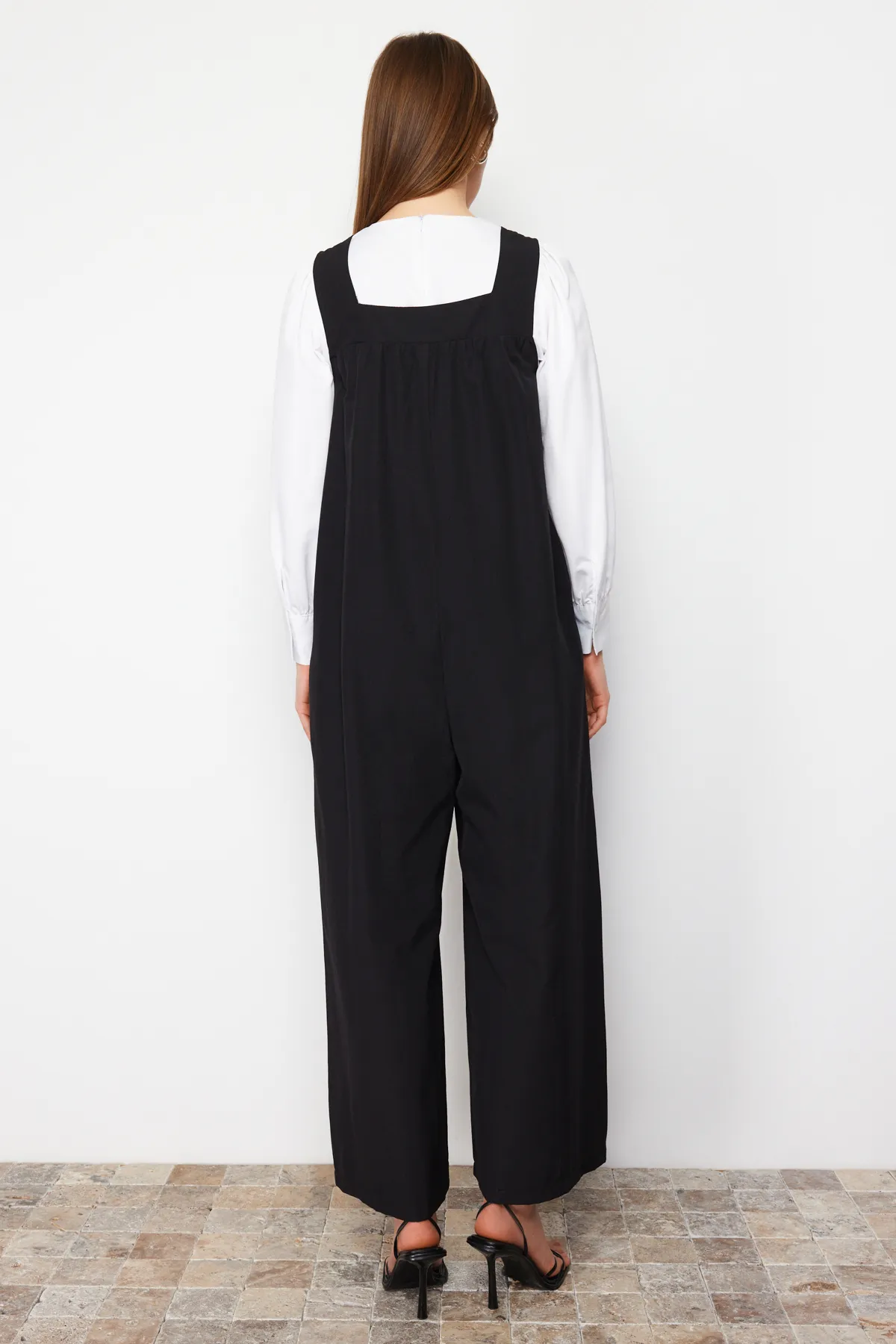 Trendyol Modest  Schwarzer, gewebter Overall mit breiten Trägern und Knöpfen und weitem Bein TCTSS22TL0008