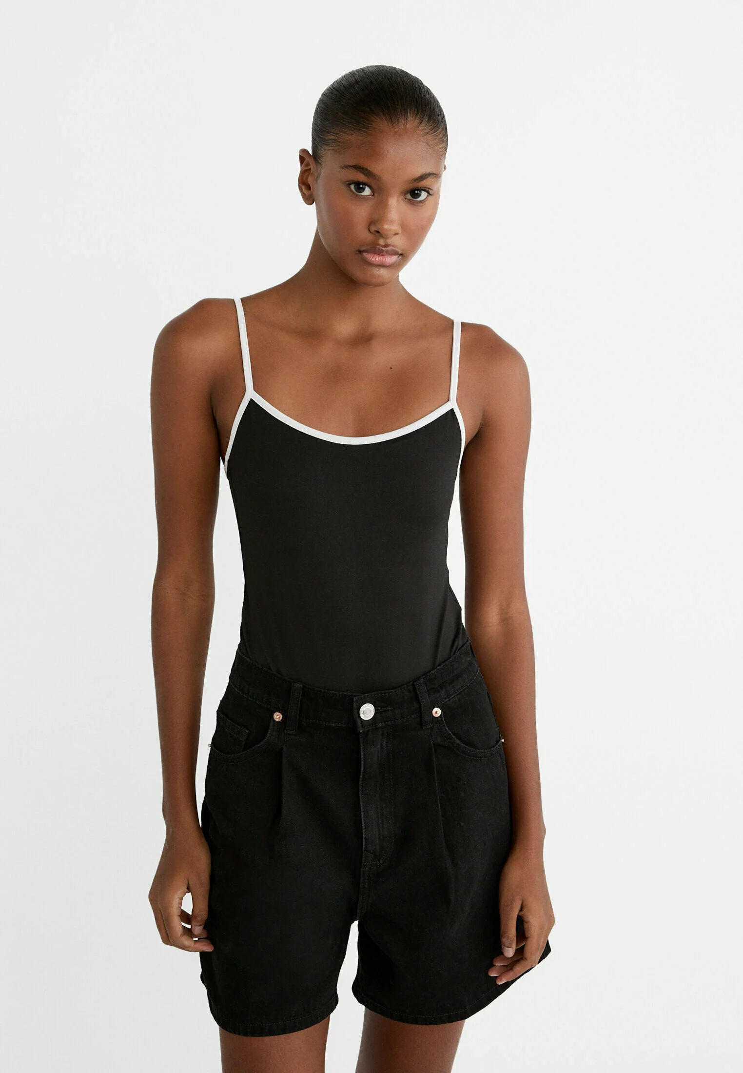 Stradivarius PLEATED BAGGY - Pantalones cortos vaqueros
