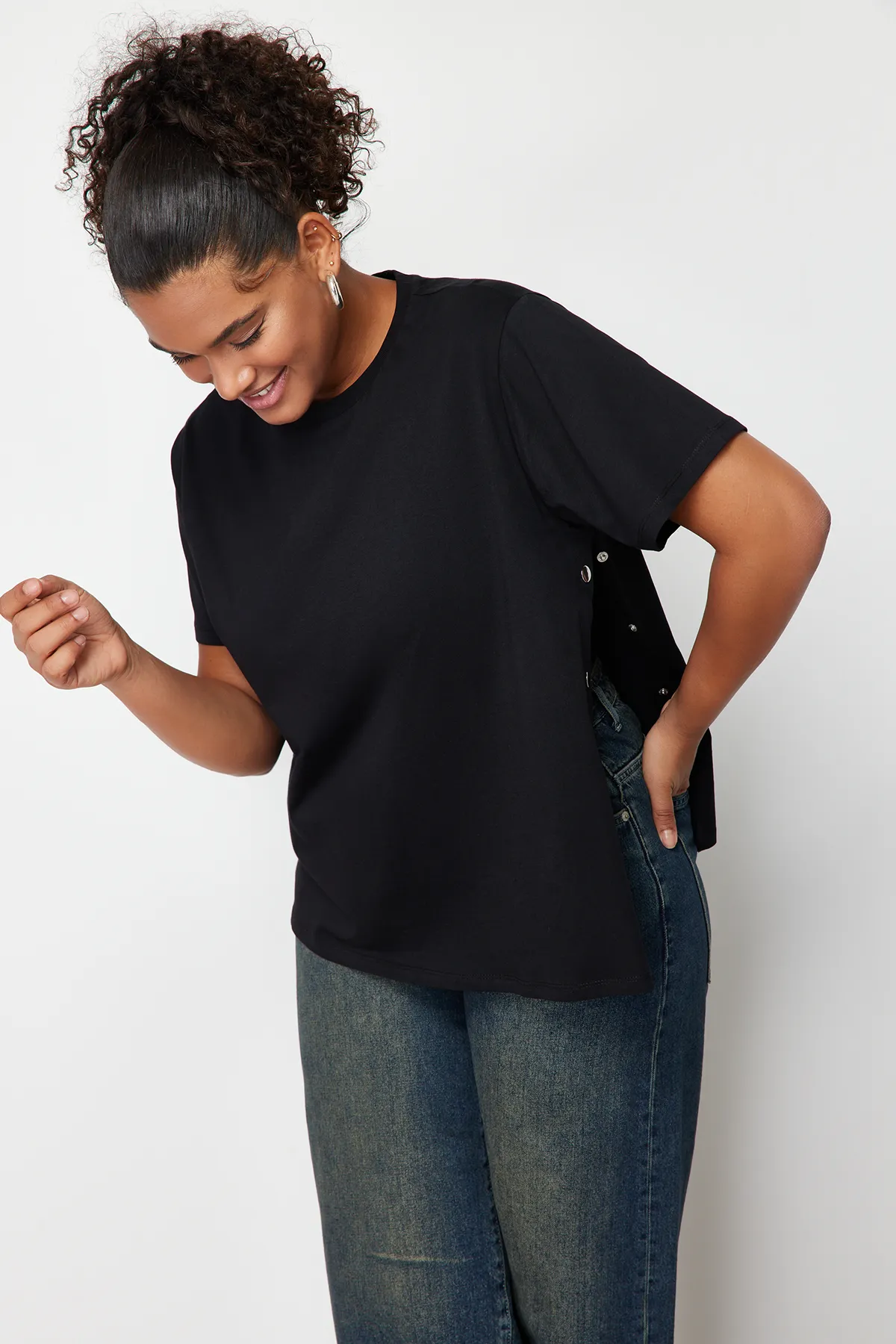 Trendyol Curve  Schwarzes Strick-T-Shirt mit Knopfdetail TBBSS24BF00000