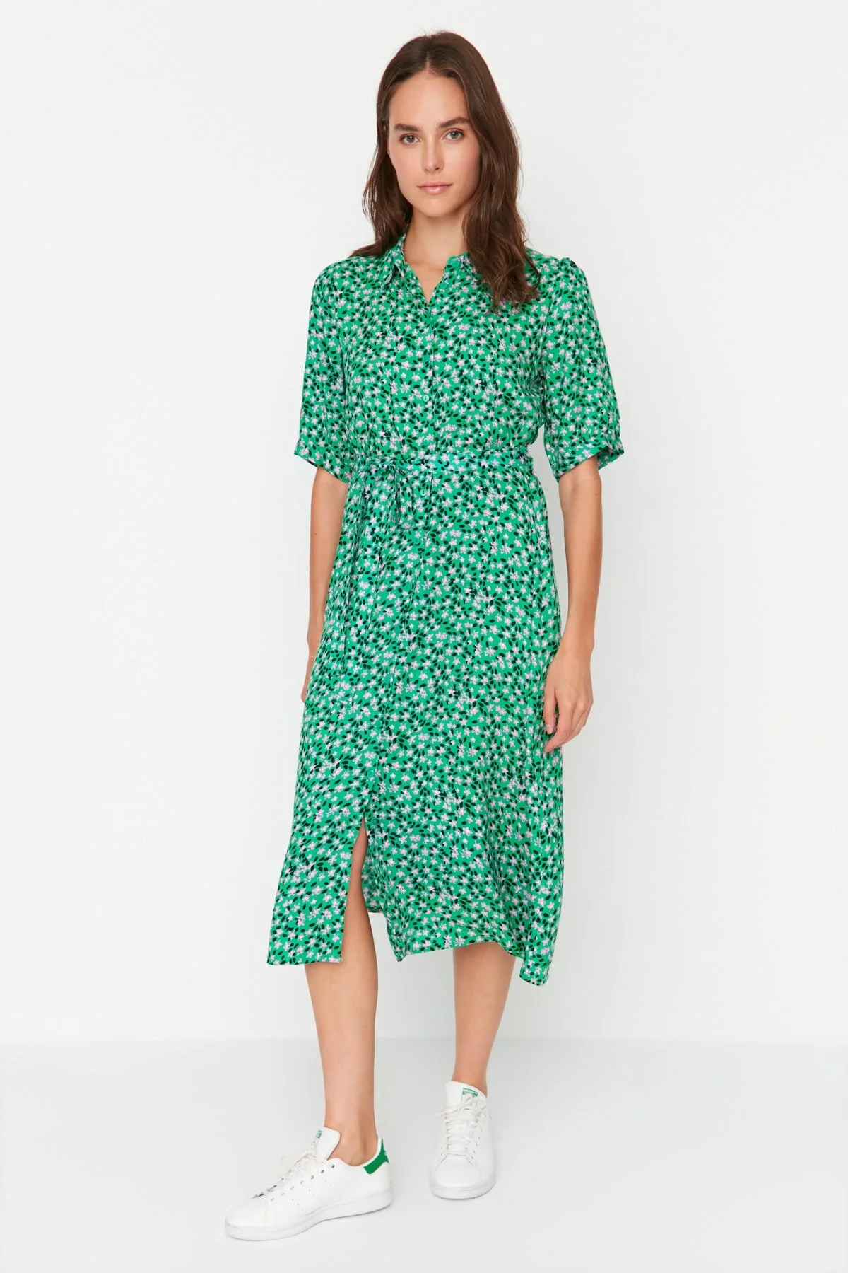 Trendyol Collection  Grünes, gewebtes Midi-Hemdkleid mit Gürtel und Blumenmuster TWOSS20EL1559