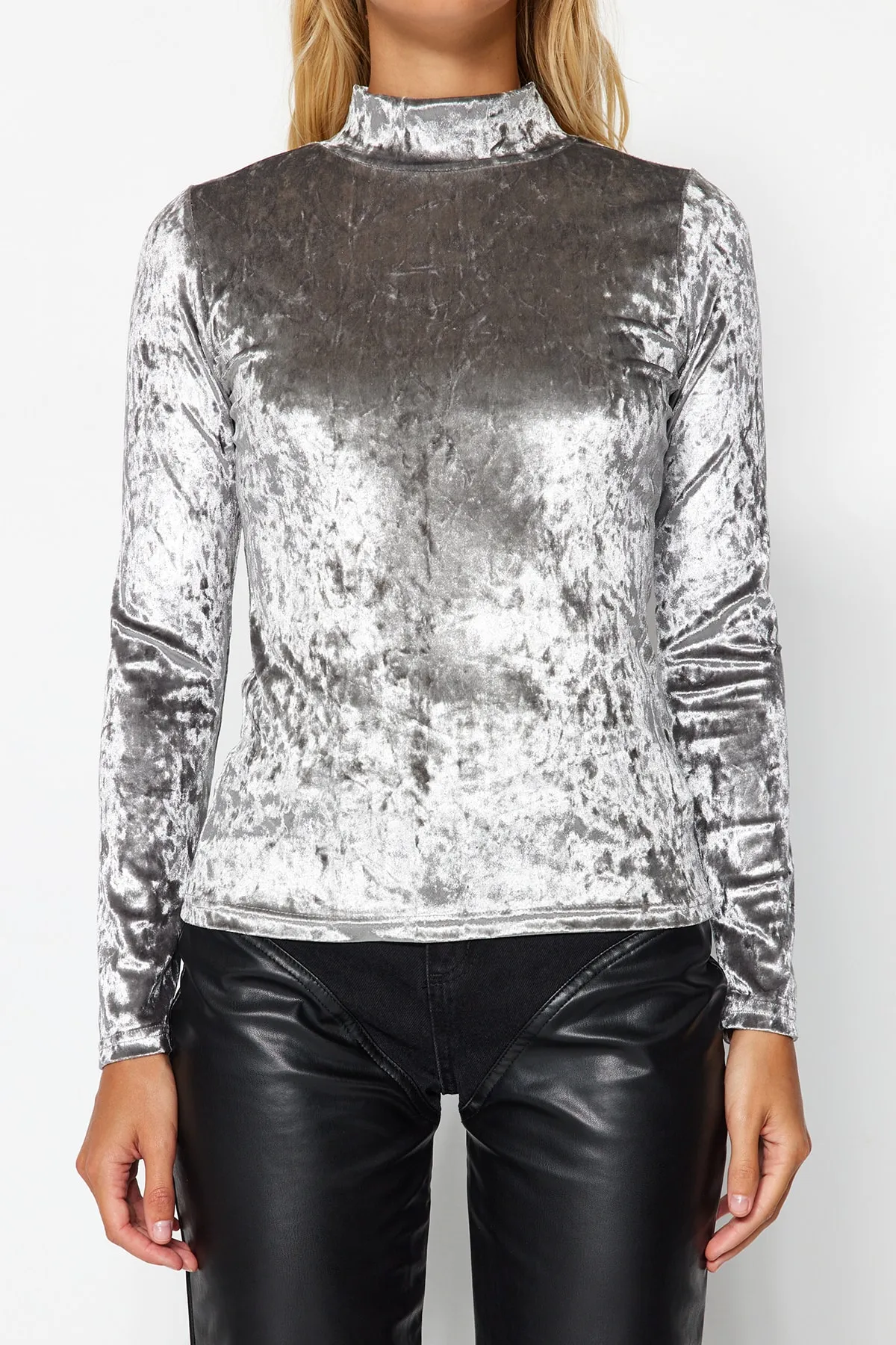 Trendyol Collection  Graue Samt-Strickbluse mit hohem Kragen und langen Ärmeln TWOAW24BZ00155
