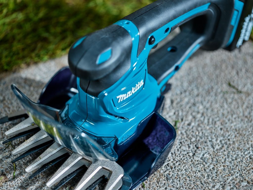 Makita DUM604Z Cordless Grass Shears 18 Volt without battery and charger