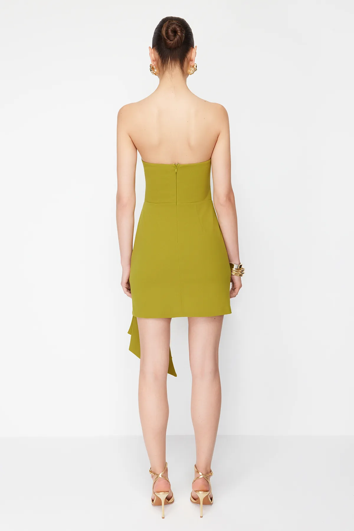 Trendyol Collection  Zeynep Tosun Ölgrünes gestricktes Abendkleid - Accessoire detailliert TCLSS24EL00008