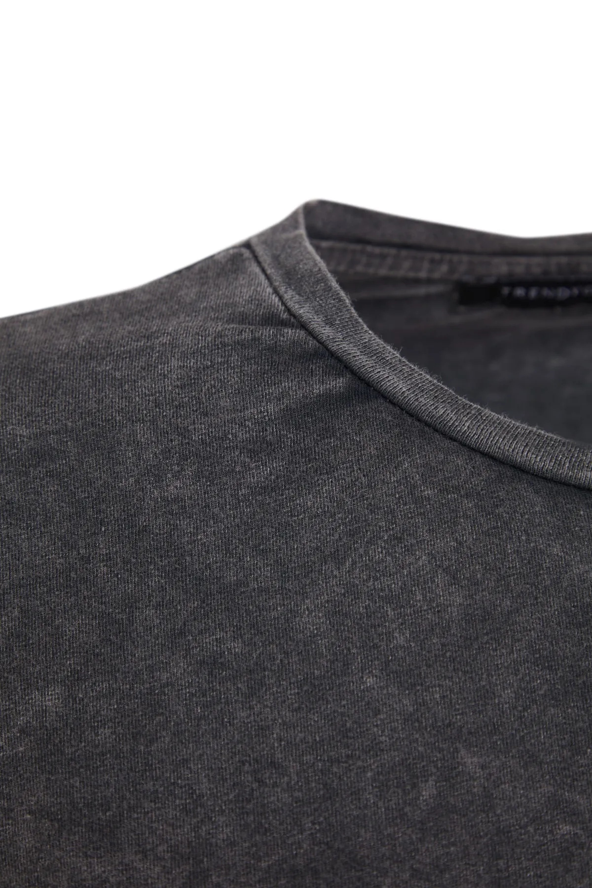 Trendyol Collection  Anthrazitfarbenes, kurz geschnittenes Strick-T-Shirt aus 100 % Baumwolle mit verblasstem Effekt auf der Rückseite und Rundhalsausschnitt TWOSS23TS00116