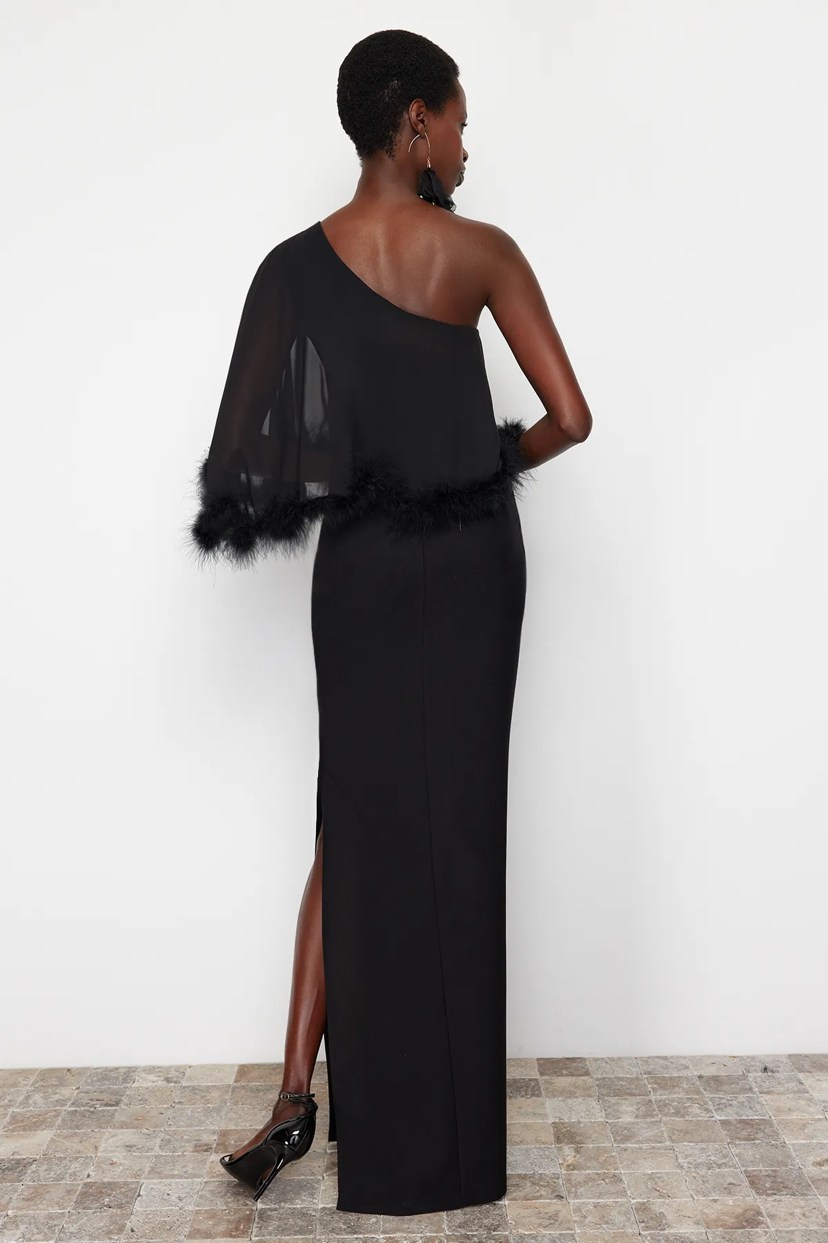 Trendyol Collection  Schwarzes, figurbetontes, gewebtes, durchbrochenes langes Abendkleid TPRSS24AE00004
