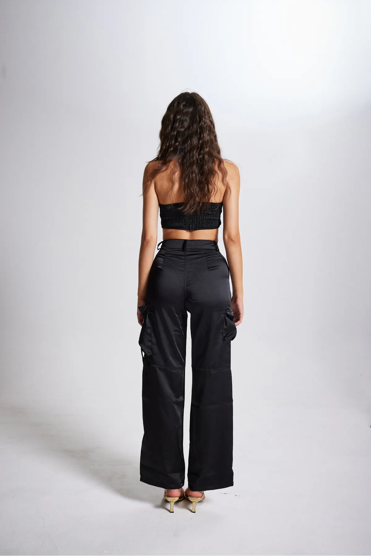 HOLLY LOLLY  Satin-Maddy-Hose mit hoher Taille und Cargotasche in Schwarz