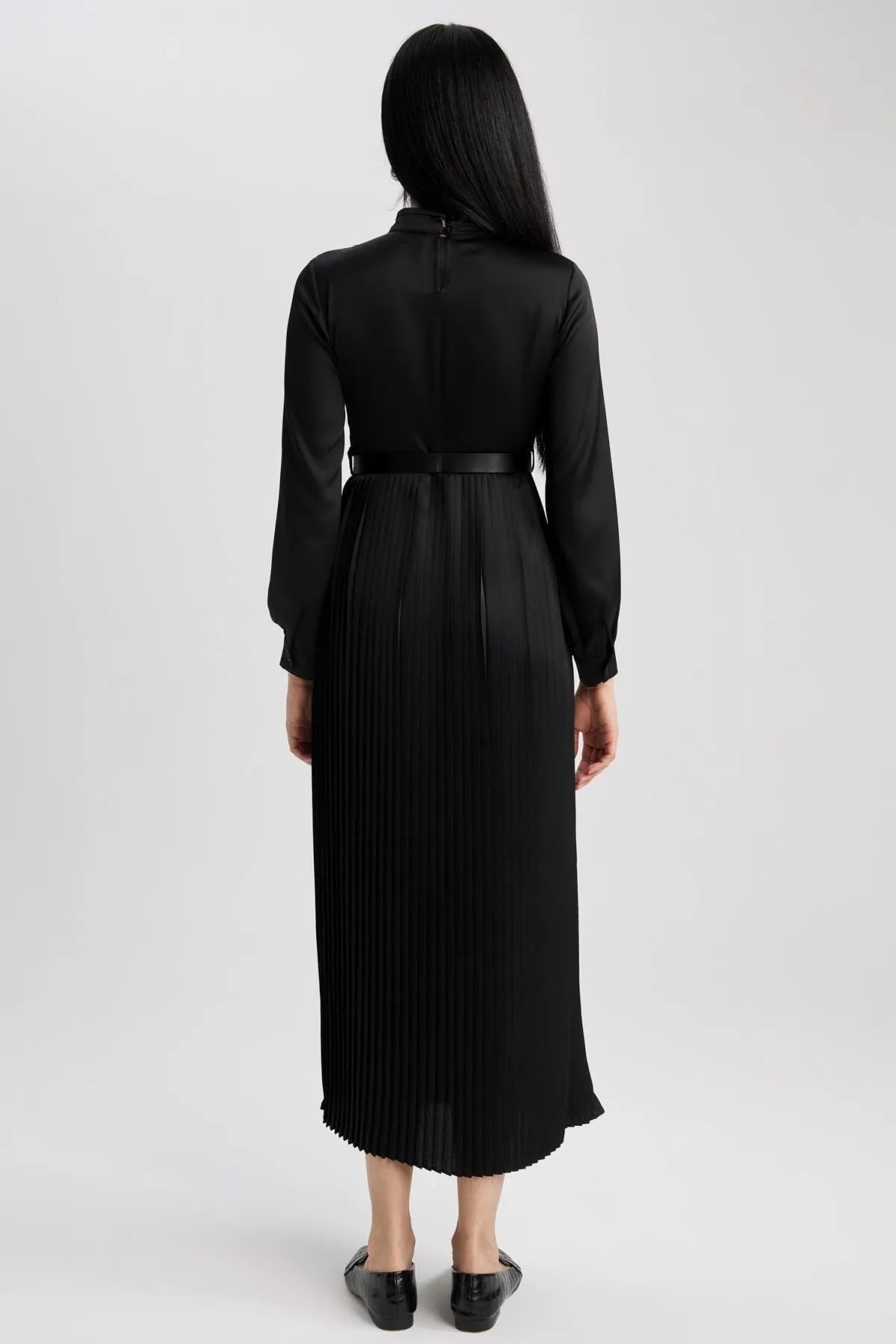 DeFacto  Langärmliges Kleid aus Satin mit plissiertem Hemdkragen und langen Ärmeln