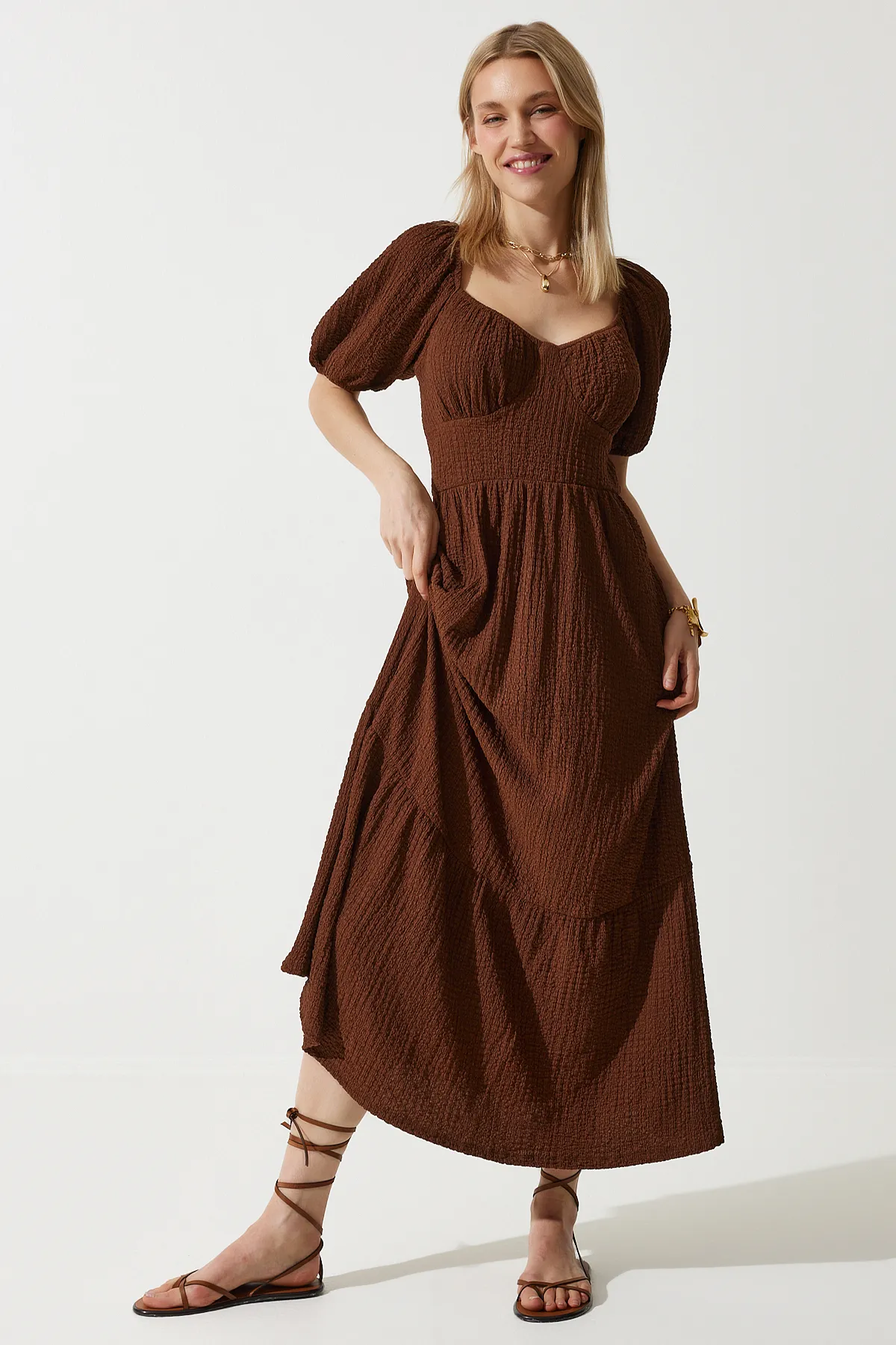 Happiness İstanbul  Braunes Damen-Strickkleid mit Herzkragen und Struktur, UB00050